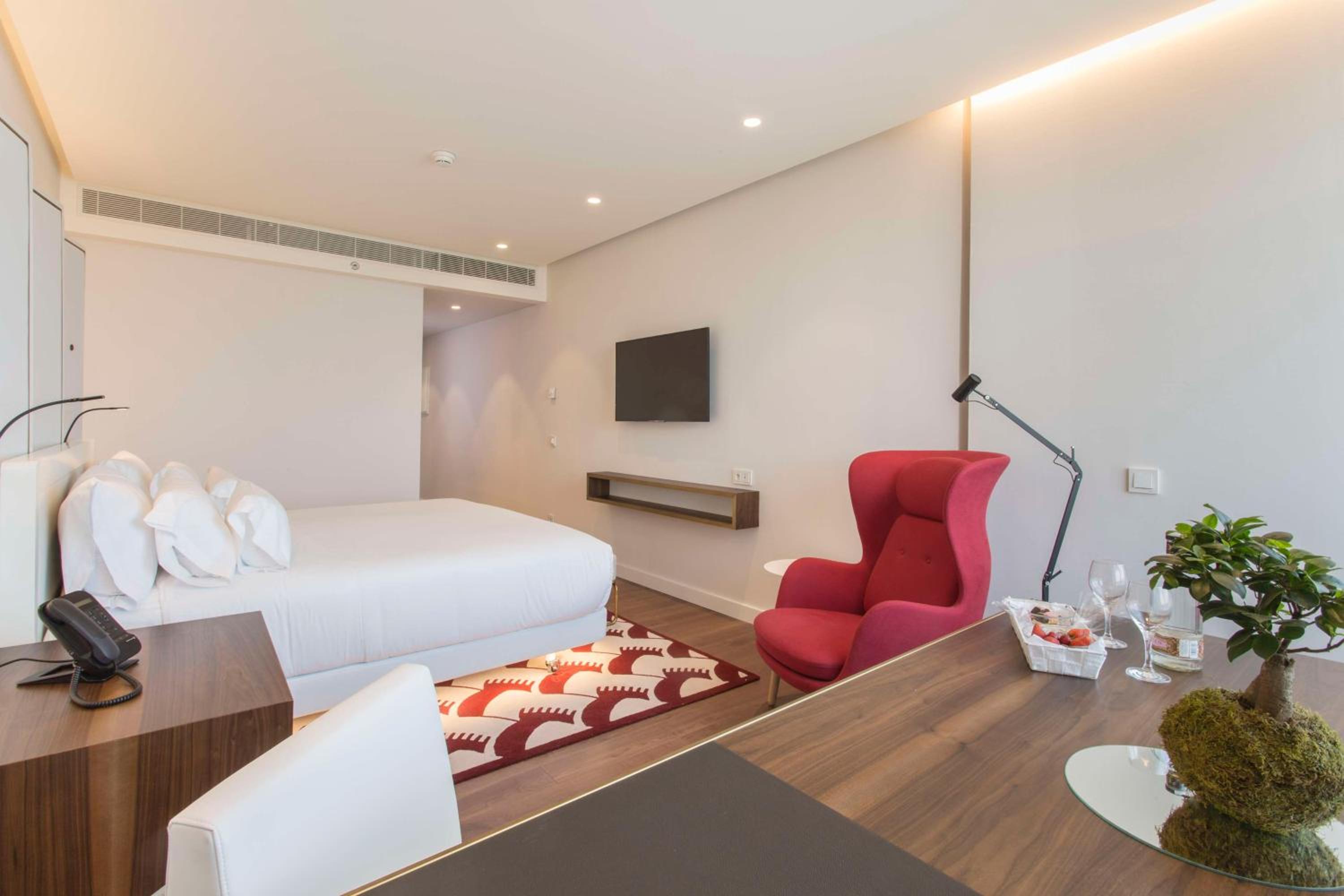 Premium Double or Twin Room with View thumbnail 5