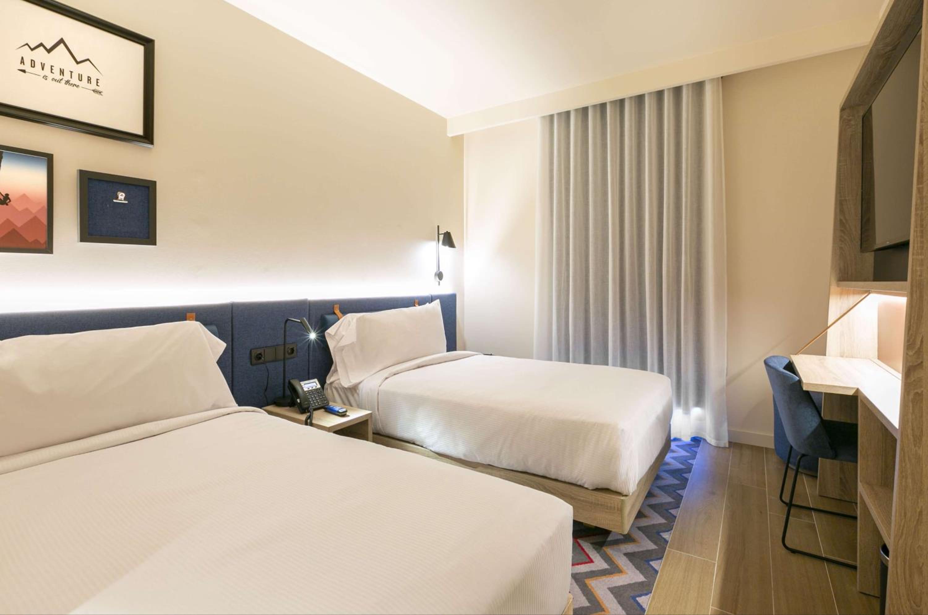Twin Room thumbnail 5