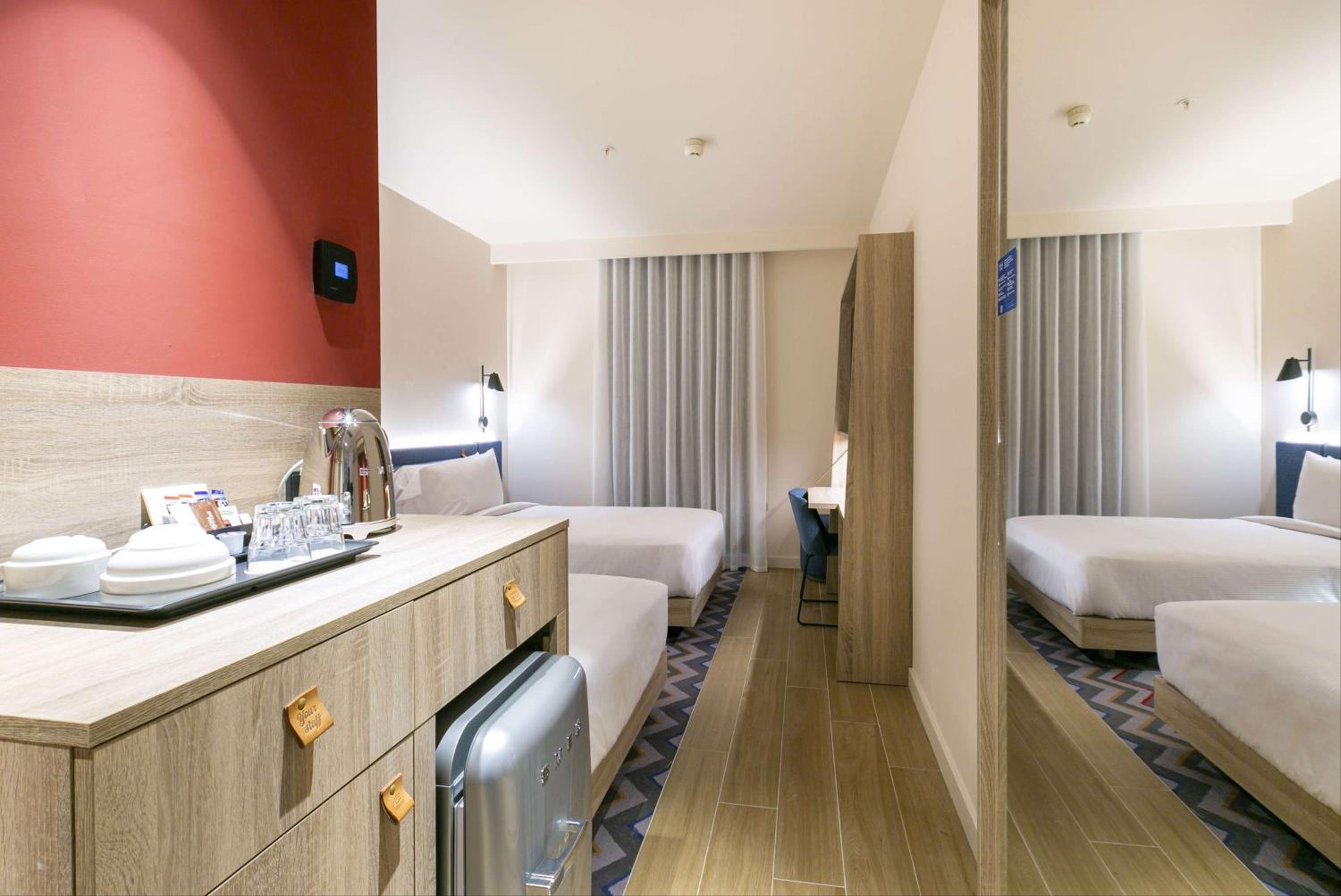 Twin Room thumbnail 6