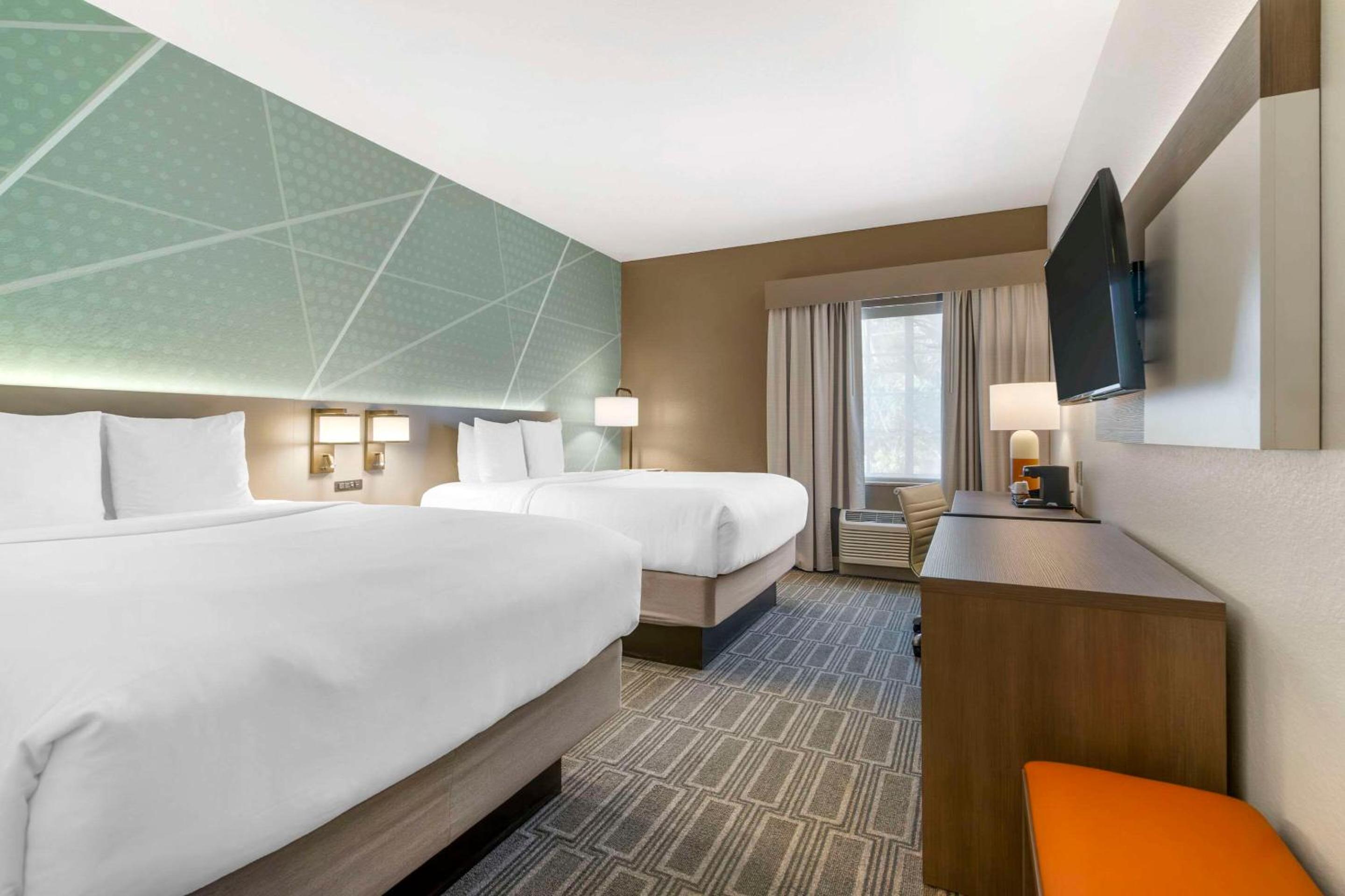 Queen Room with Two Queen Beds - Accessible/Non-Smoking  - Photo 3