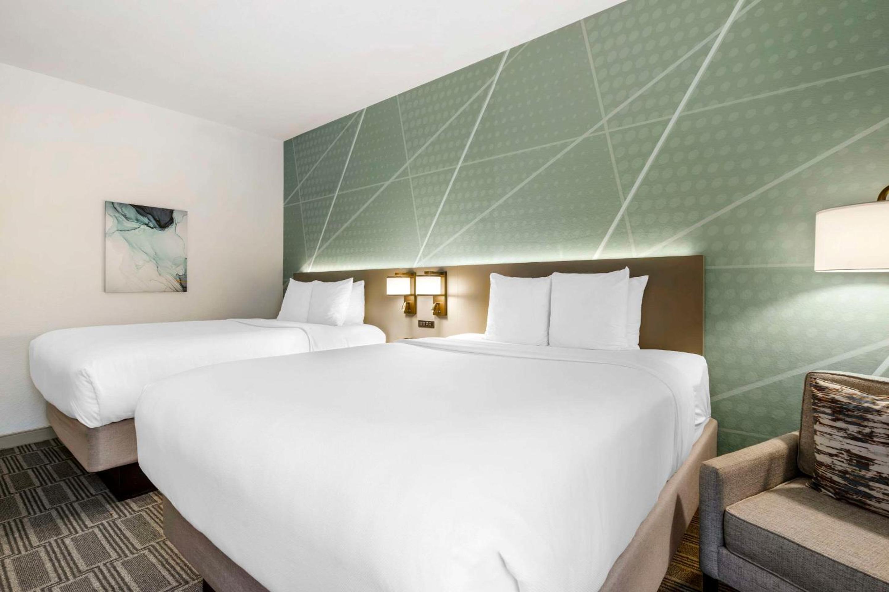 Queen Room with Two Queen Beds - Accessible/Non-Smoking  - Photo 4