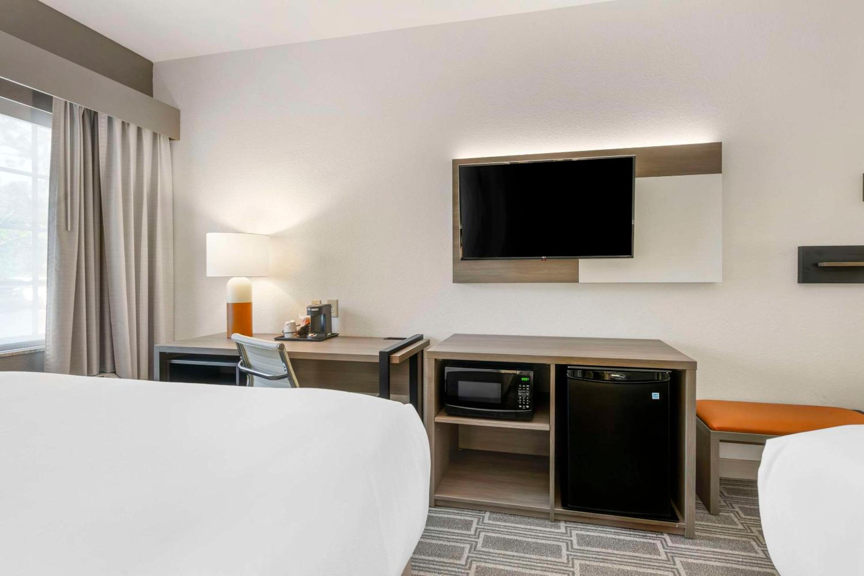 Queen Room with Two Queen Beds - Accessible/Non-Smoking  - Photo 2