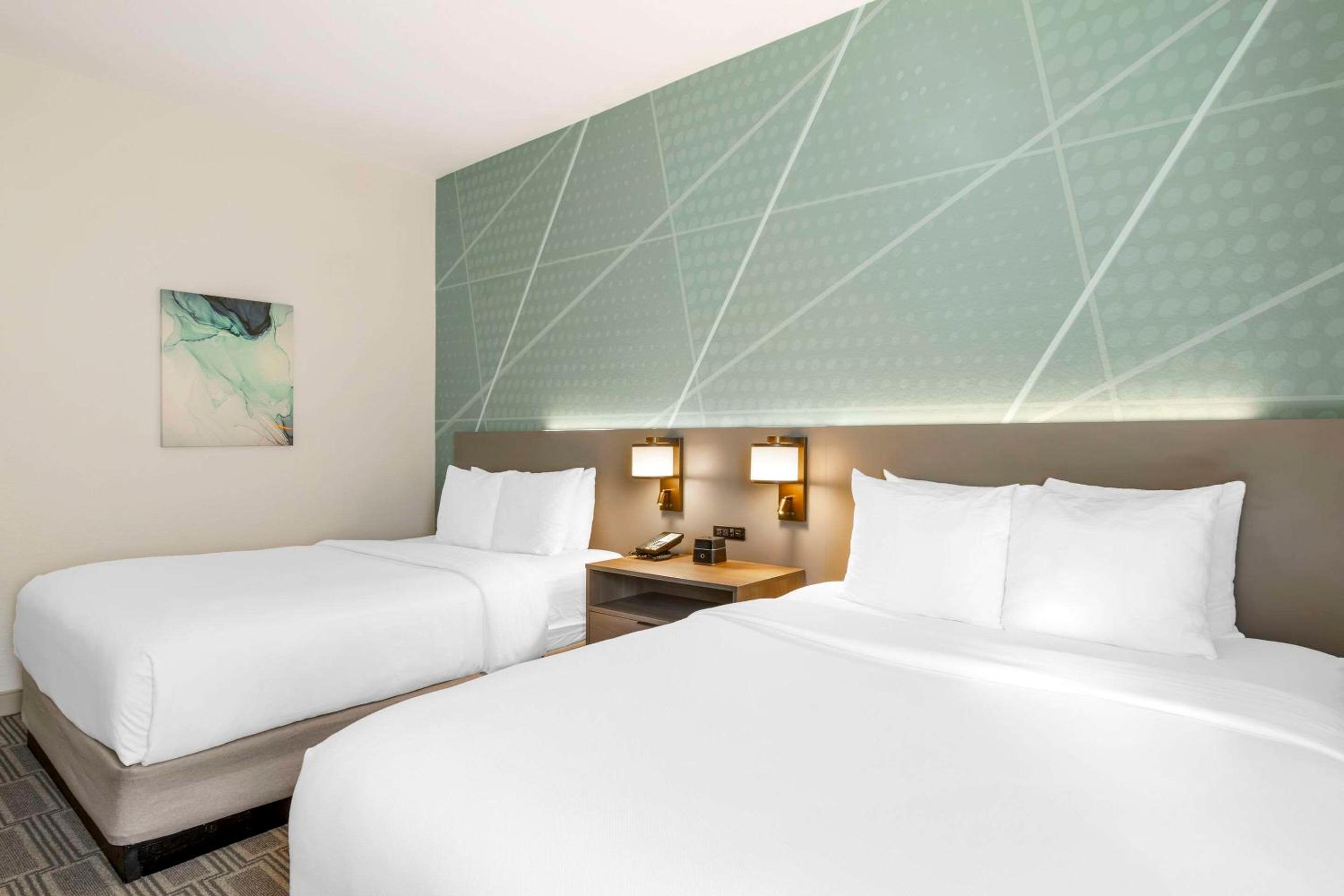 Standard Queen Room with Two Queen Beds - Non-Smoking - Photo 1