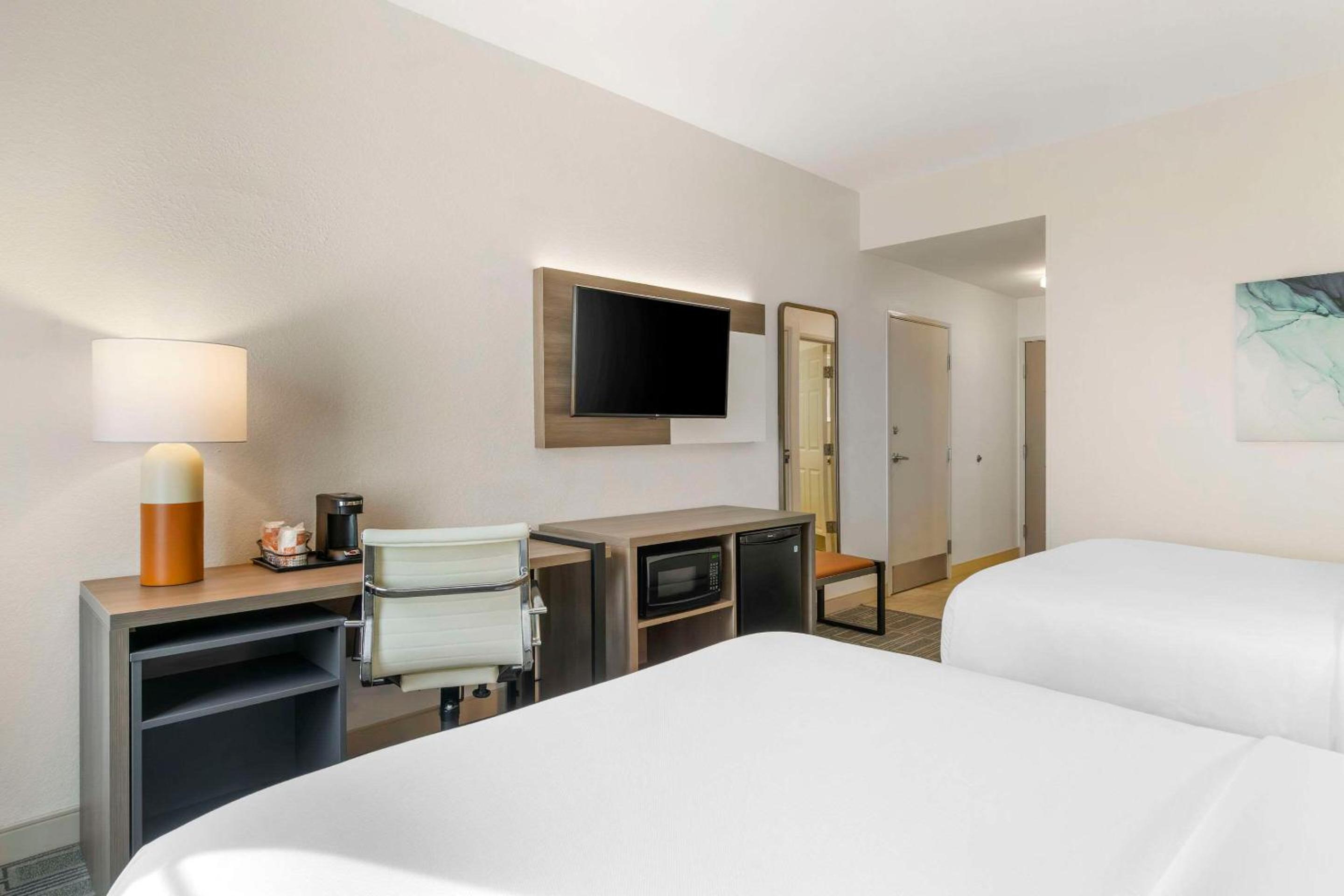 Standard Queen Room with Two Queen Beds - Non-Smoking - Photo 2