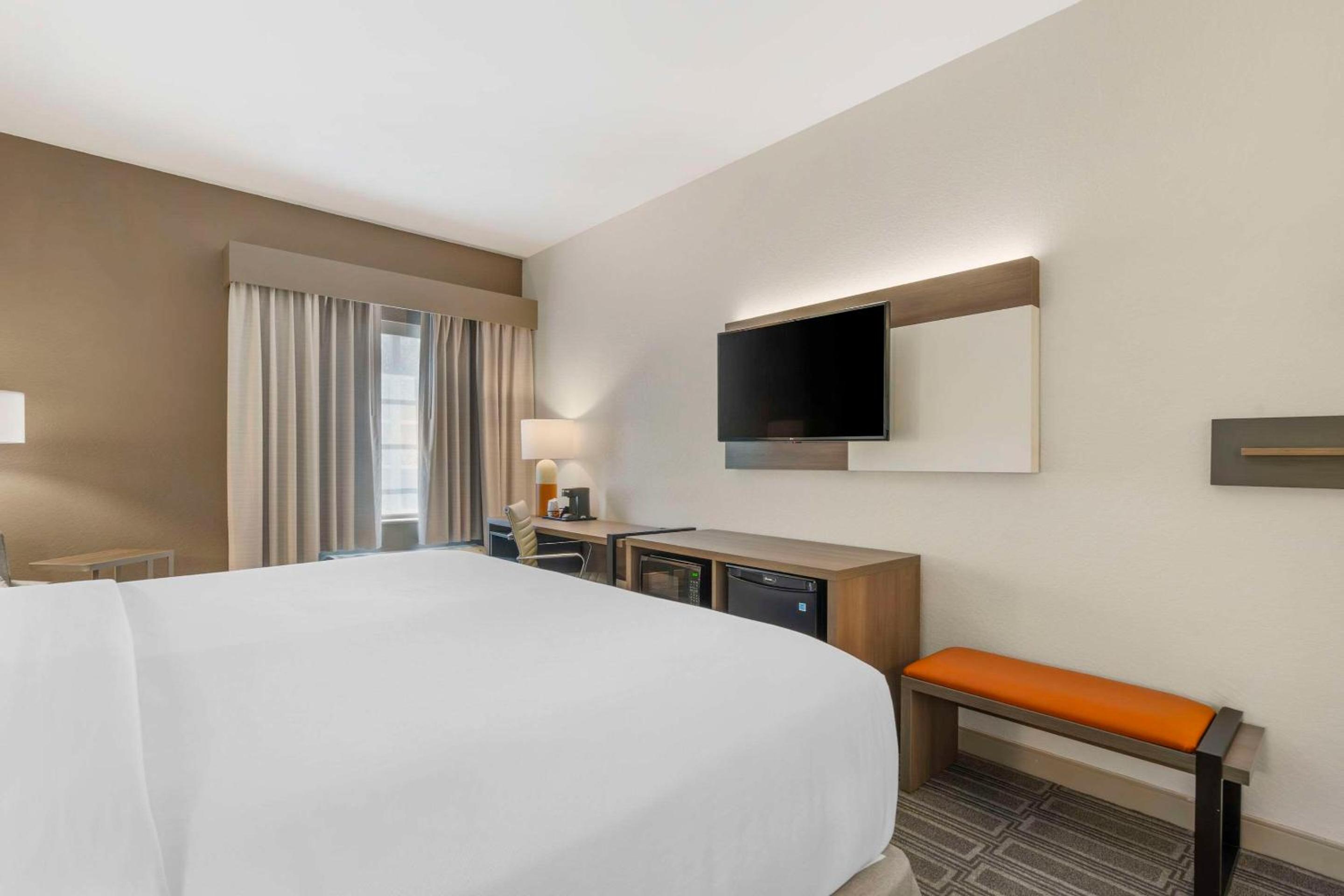 Standard King Room - Non-Smoking  - Photo 6