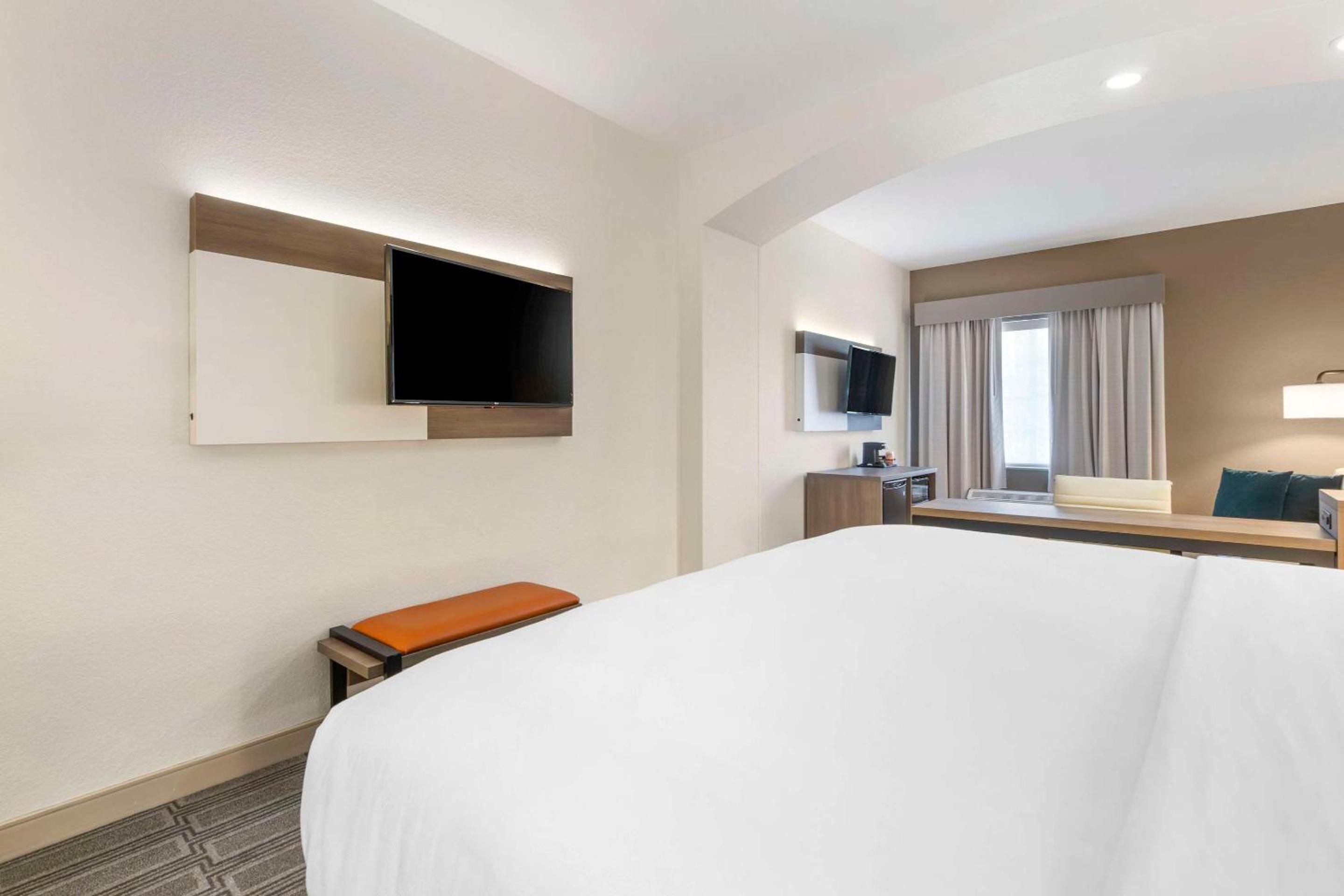 King Suite with Sofa Bed - Non-Smoking - Photo 2