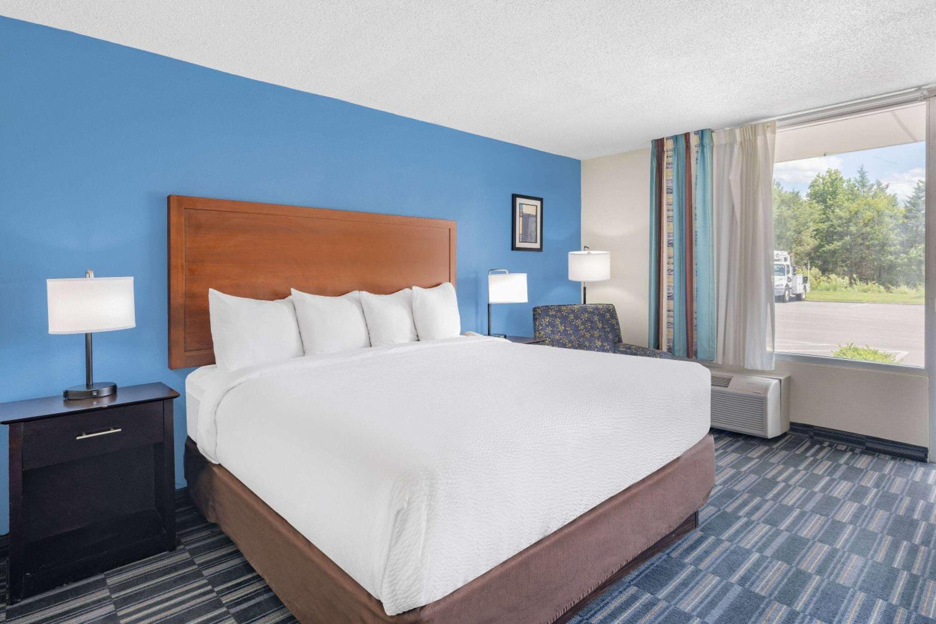 King Room with Roll-In Shower - Mobility Accessible/Smoking photo 1