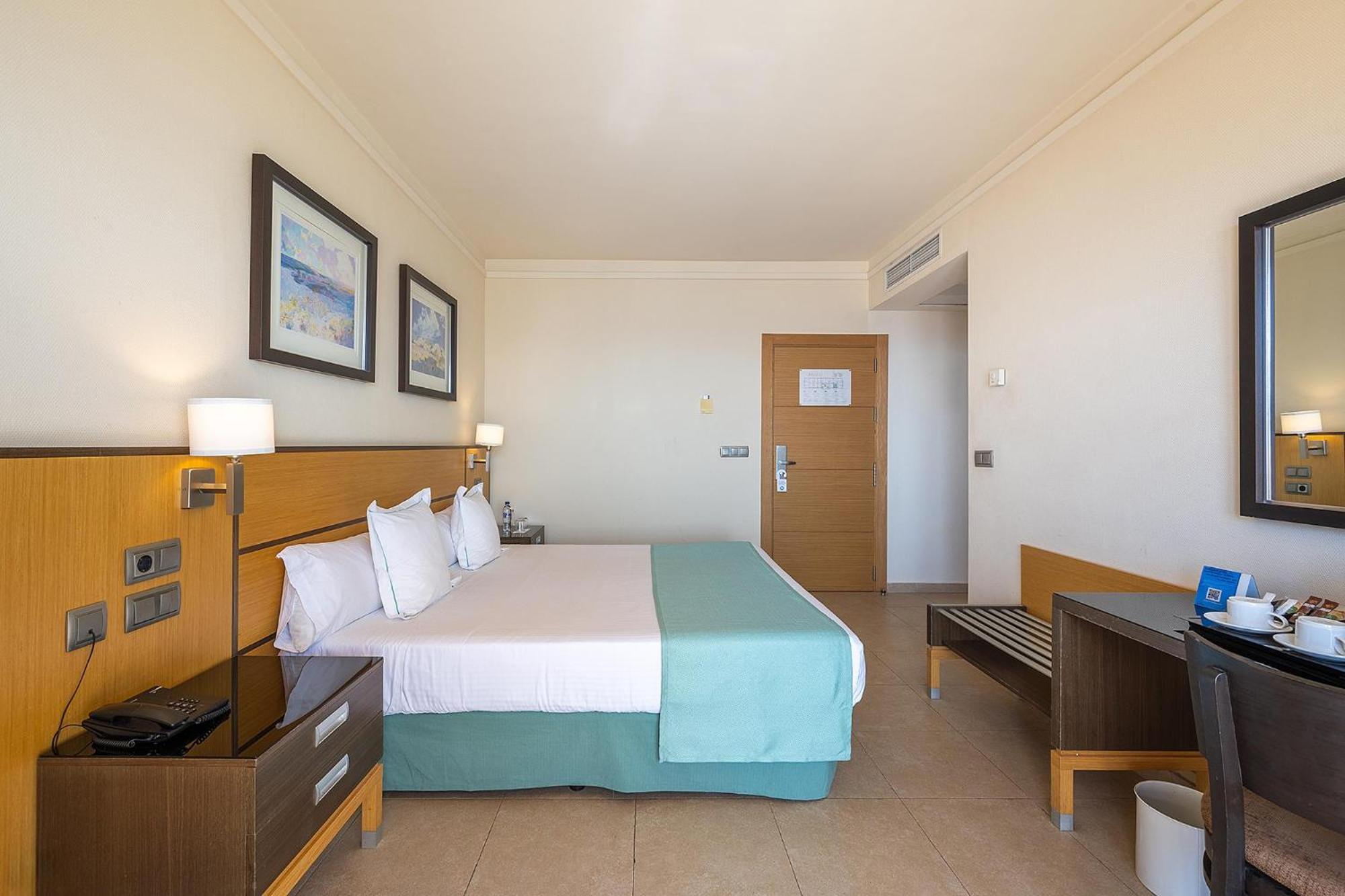 Double or Twin Room - Photo 6