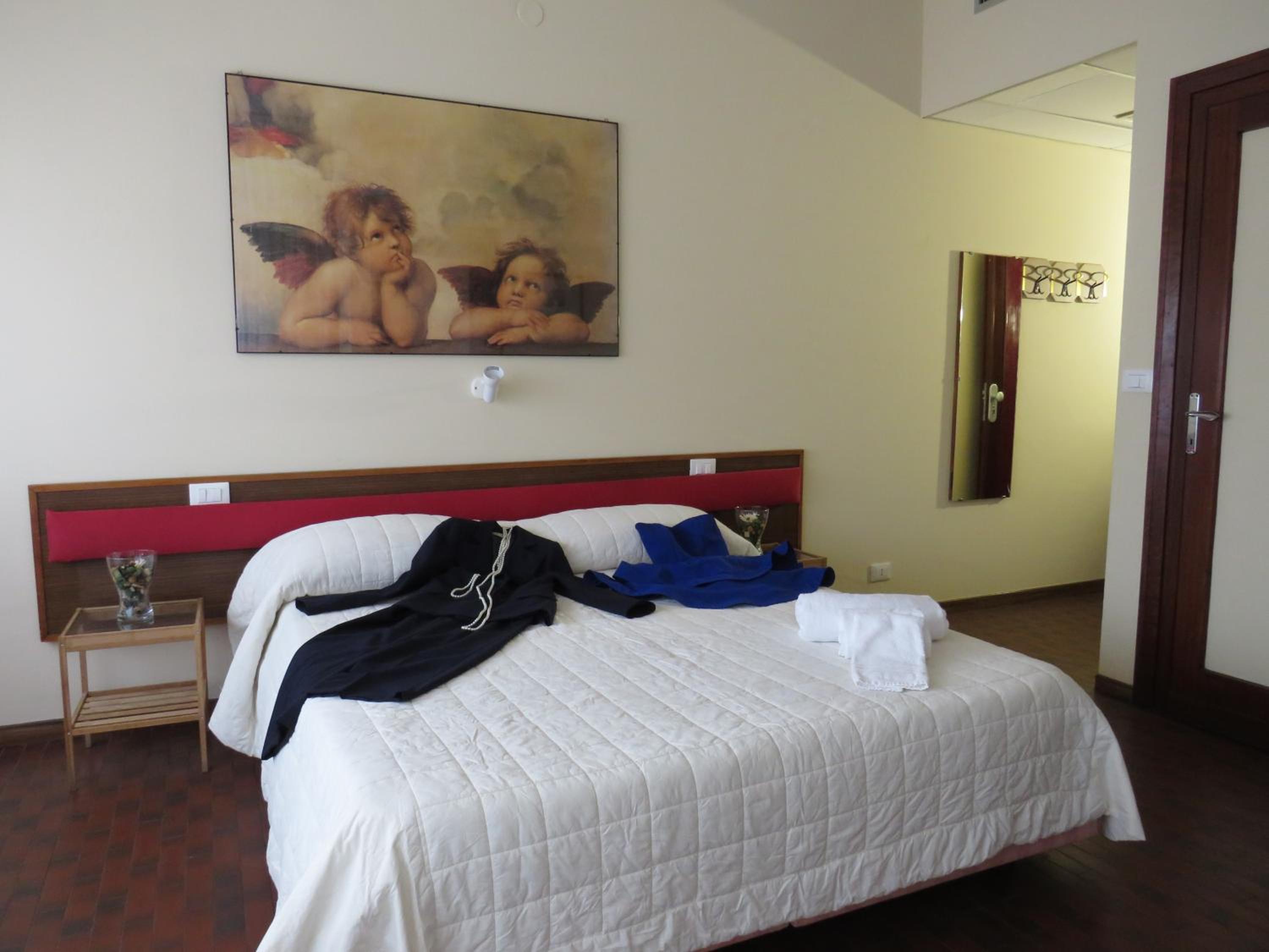 Standard King Room photo 3