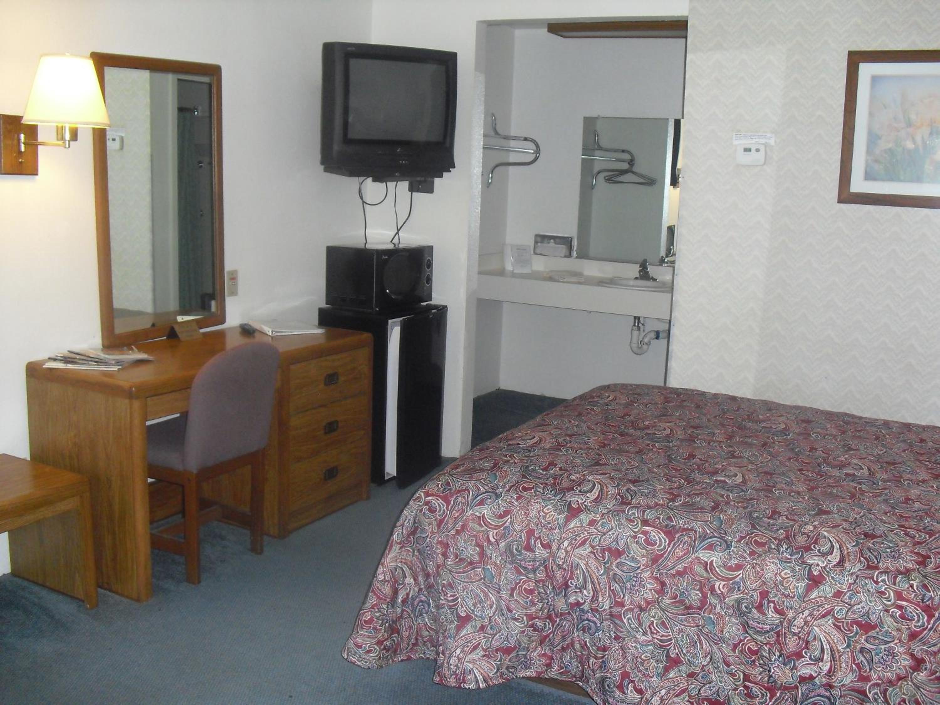 Queen Room photo 2