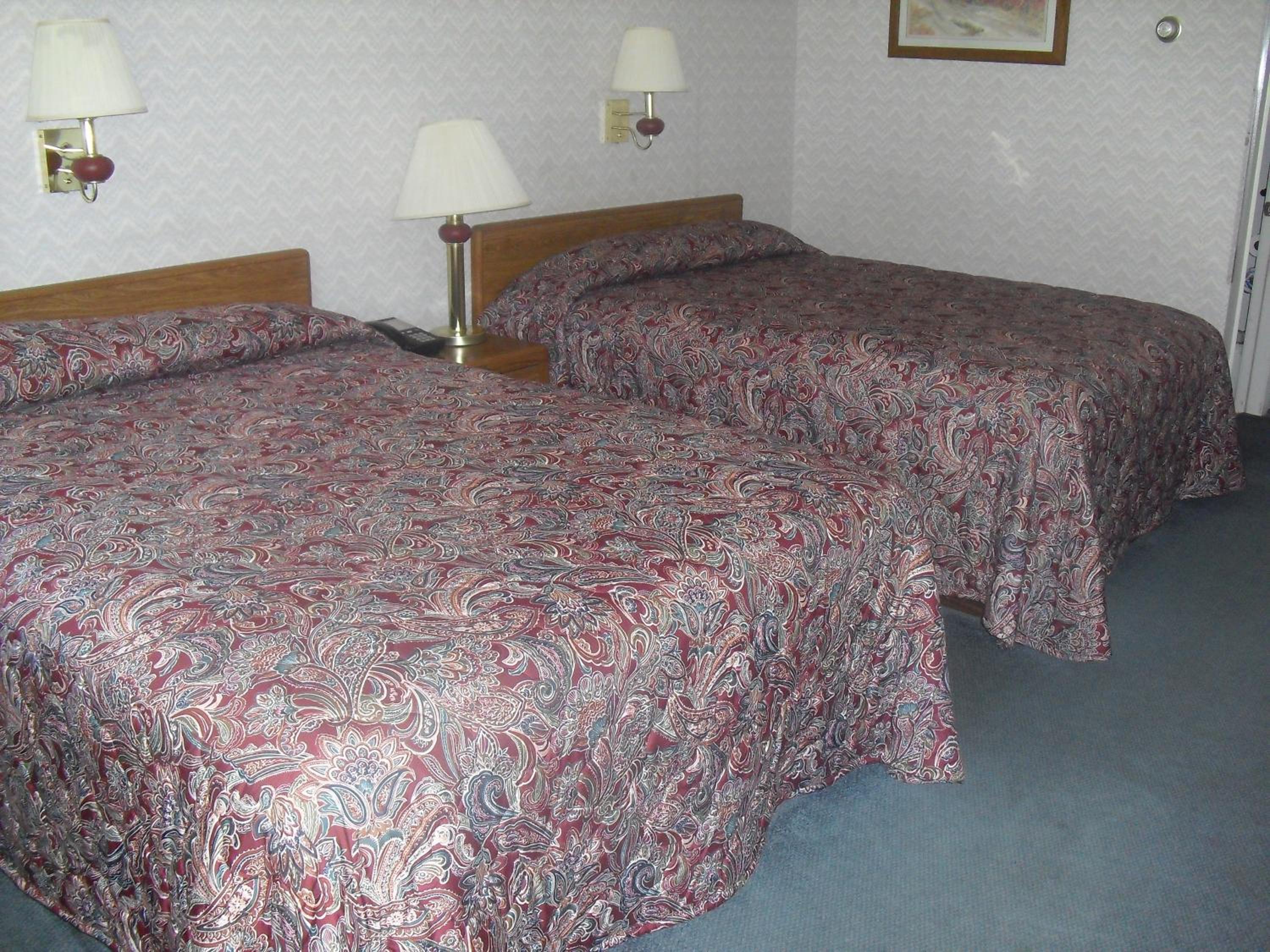 Queen Room with Two Queen Beds photo 2