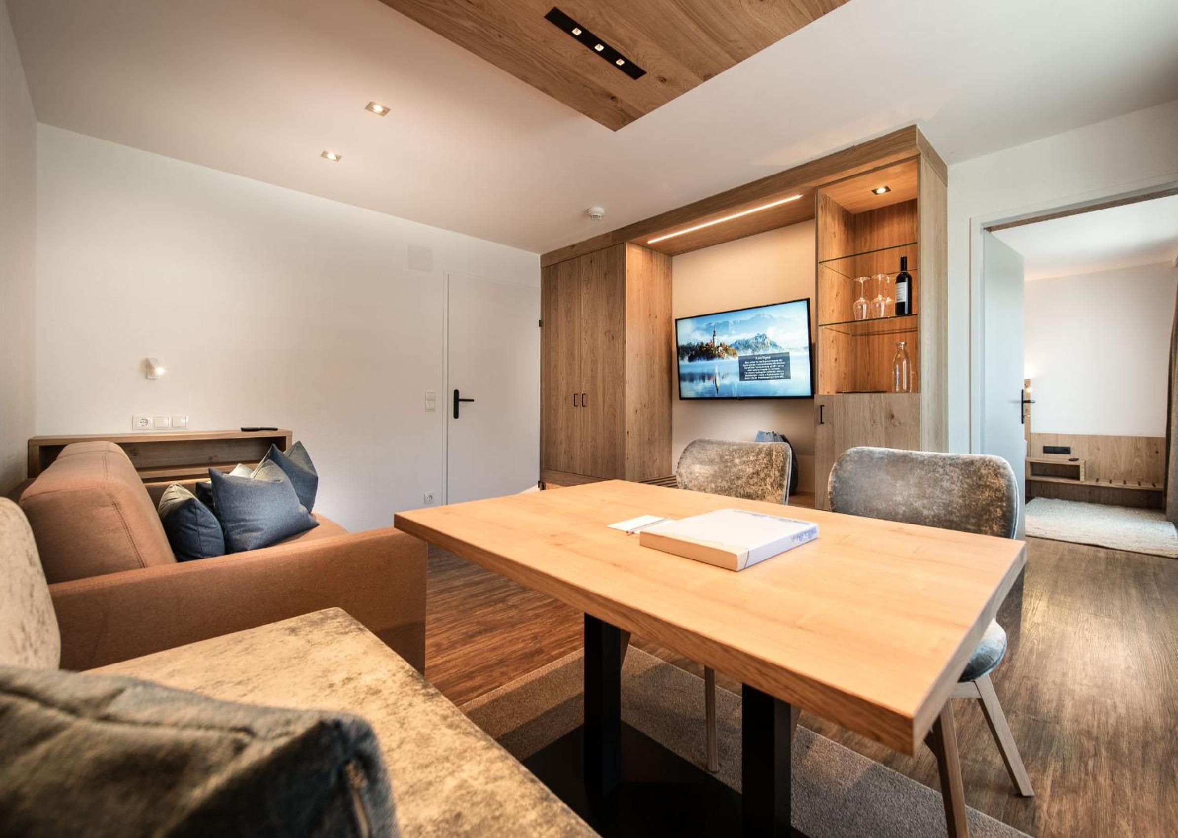 Superior Family Room photo 1