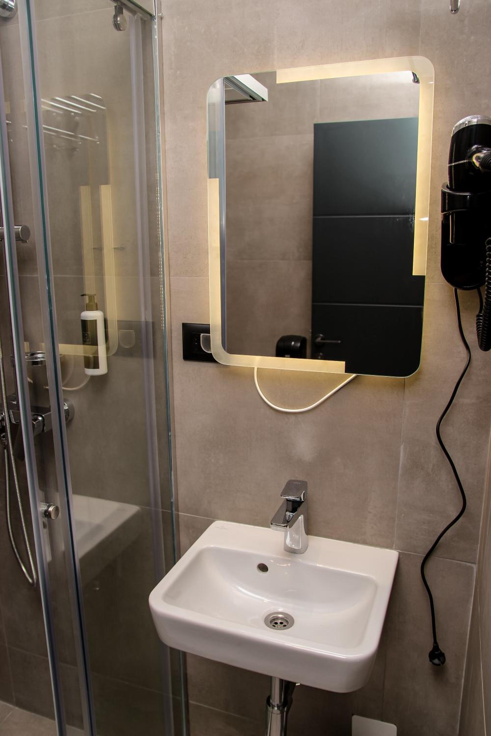 Standard Twin Room - Photo 6