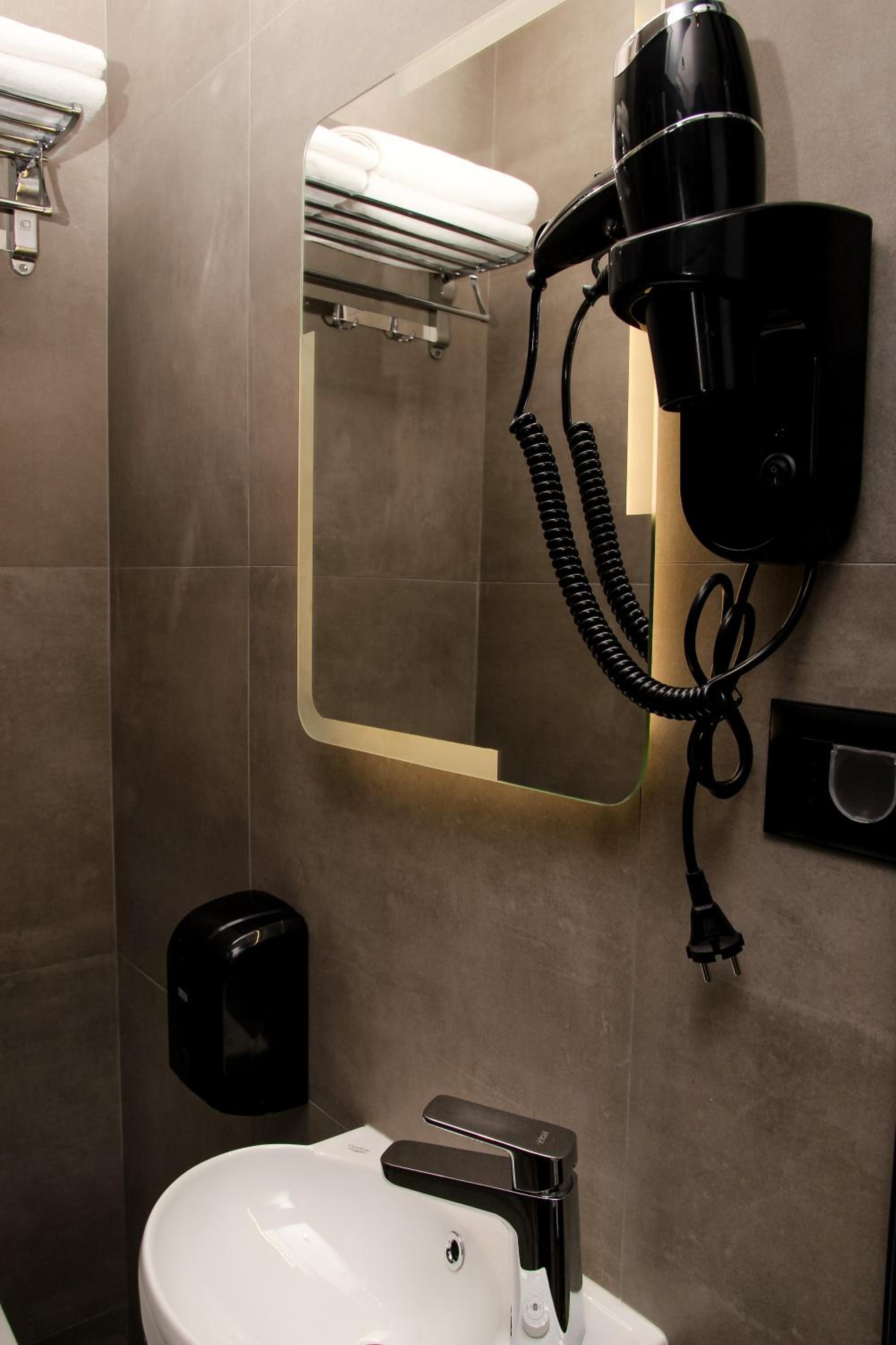 Standard Twin Room - Photo 7