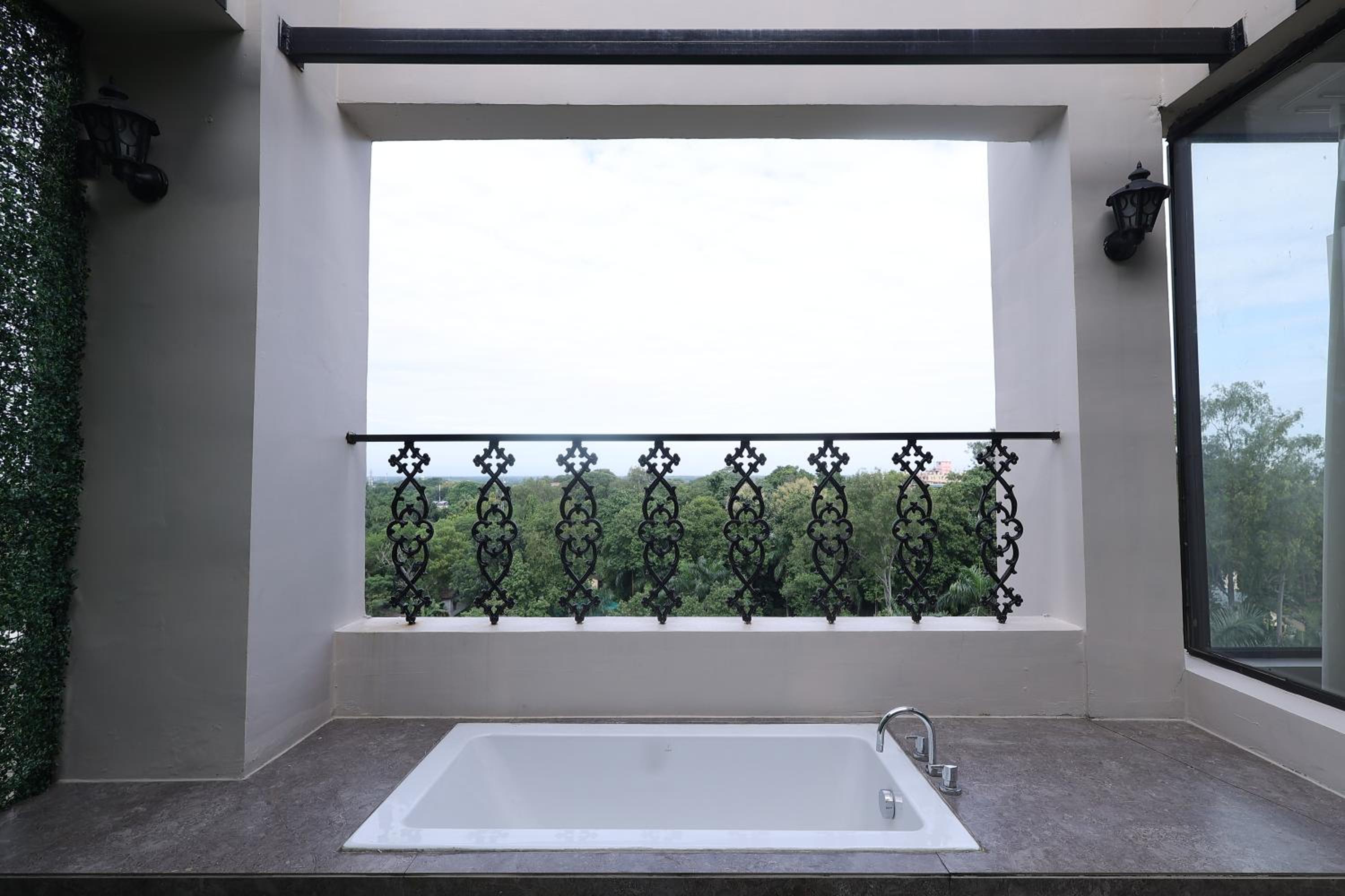Polo Suite : 20% off on session of 90 mins Spa || 15% off on F&S.B with a-la-carte selection || Complimentary welcome drinks on arrival photo