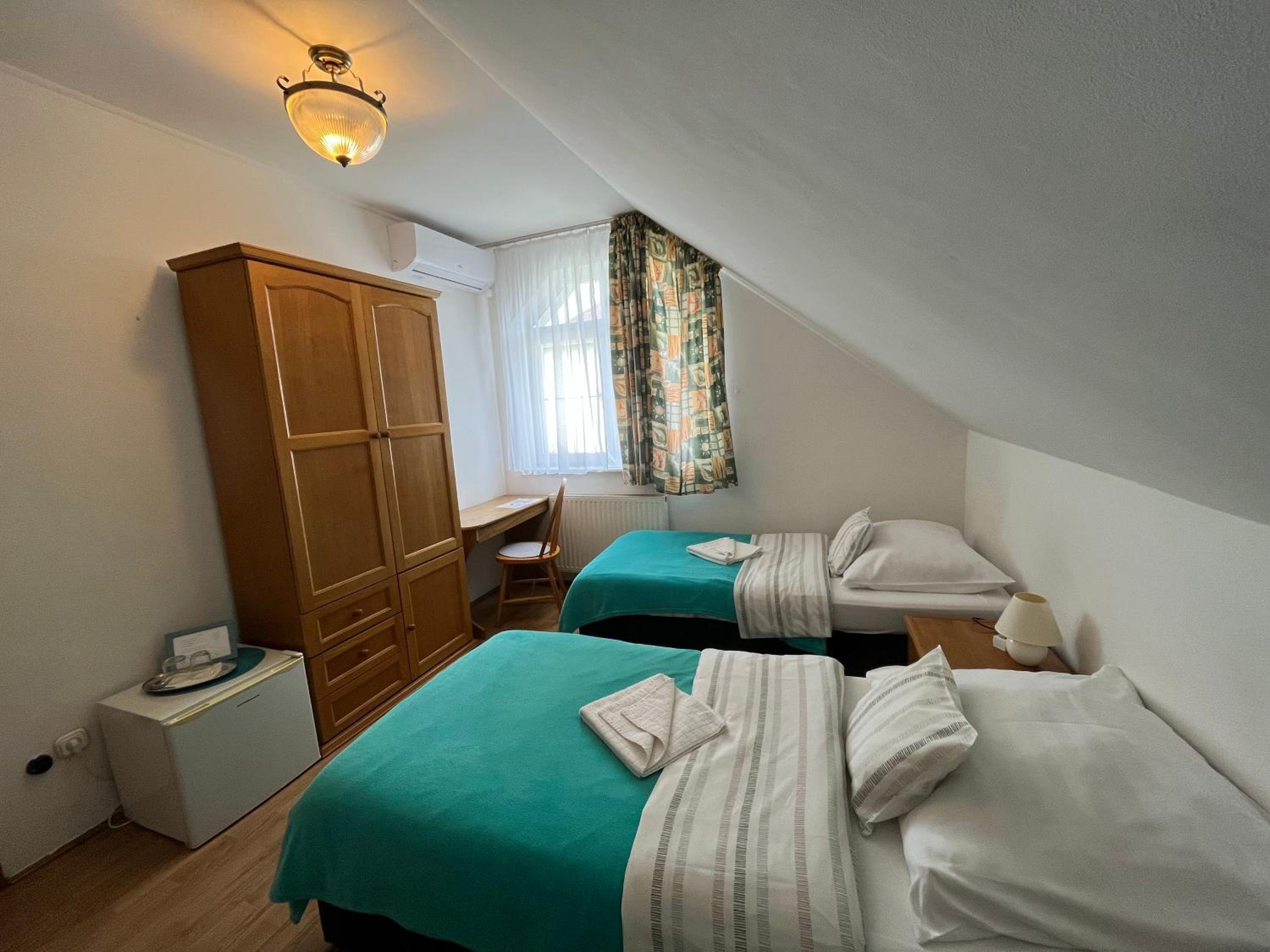 Double or Twin Room photo 3