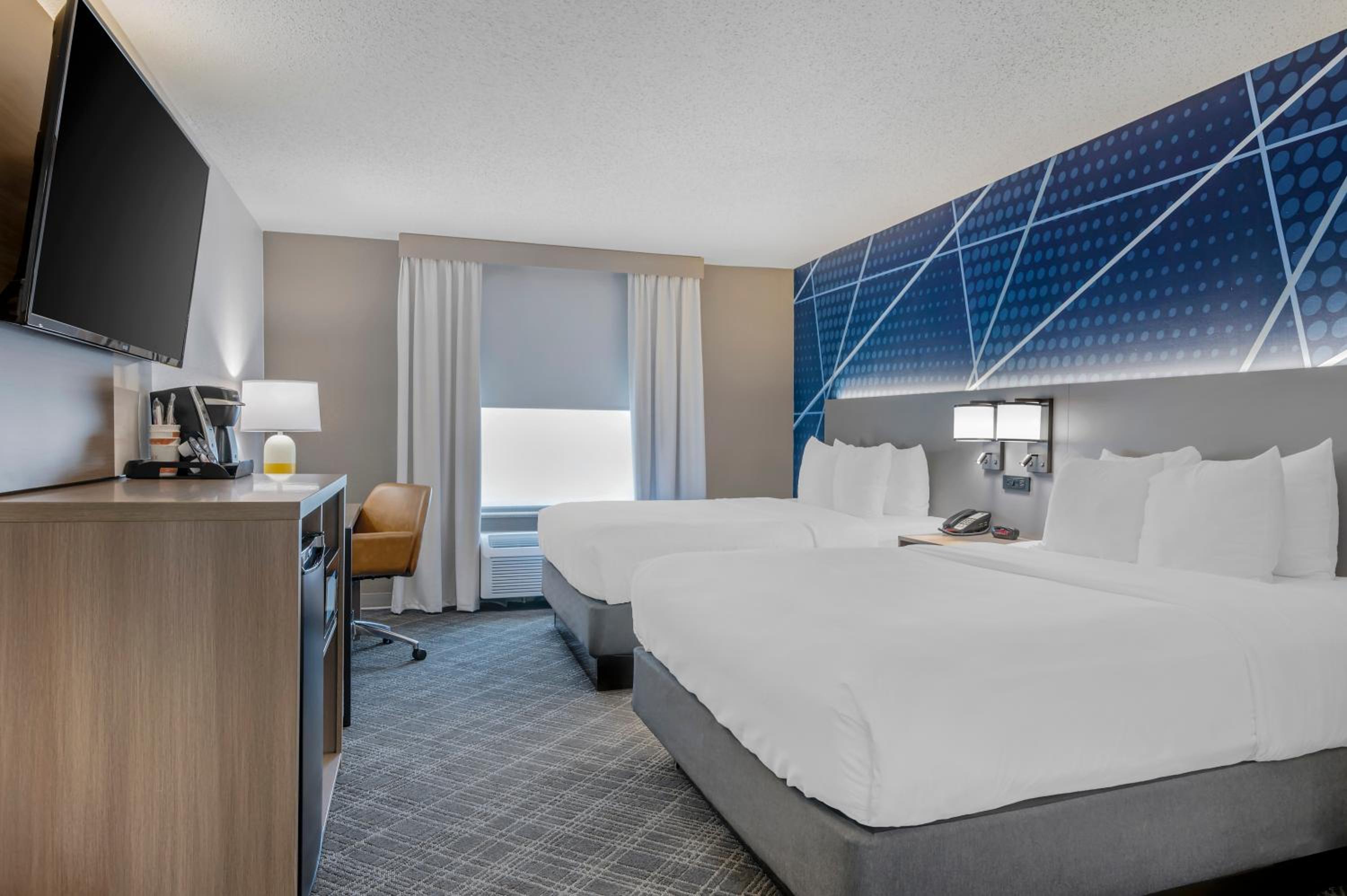 One Room Suite With Two Queen Beds - Non Smoking - Photo 1
