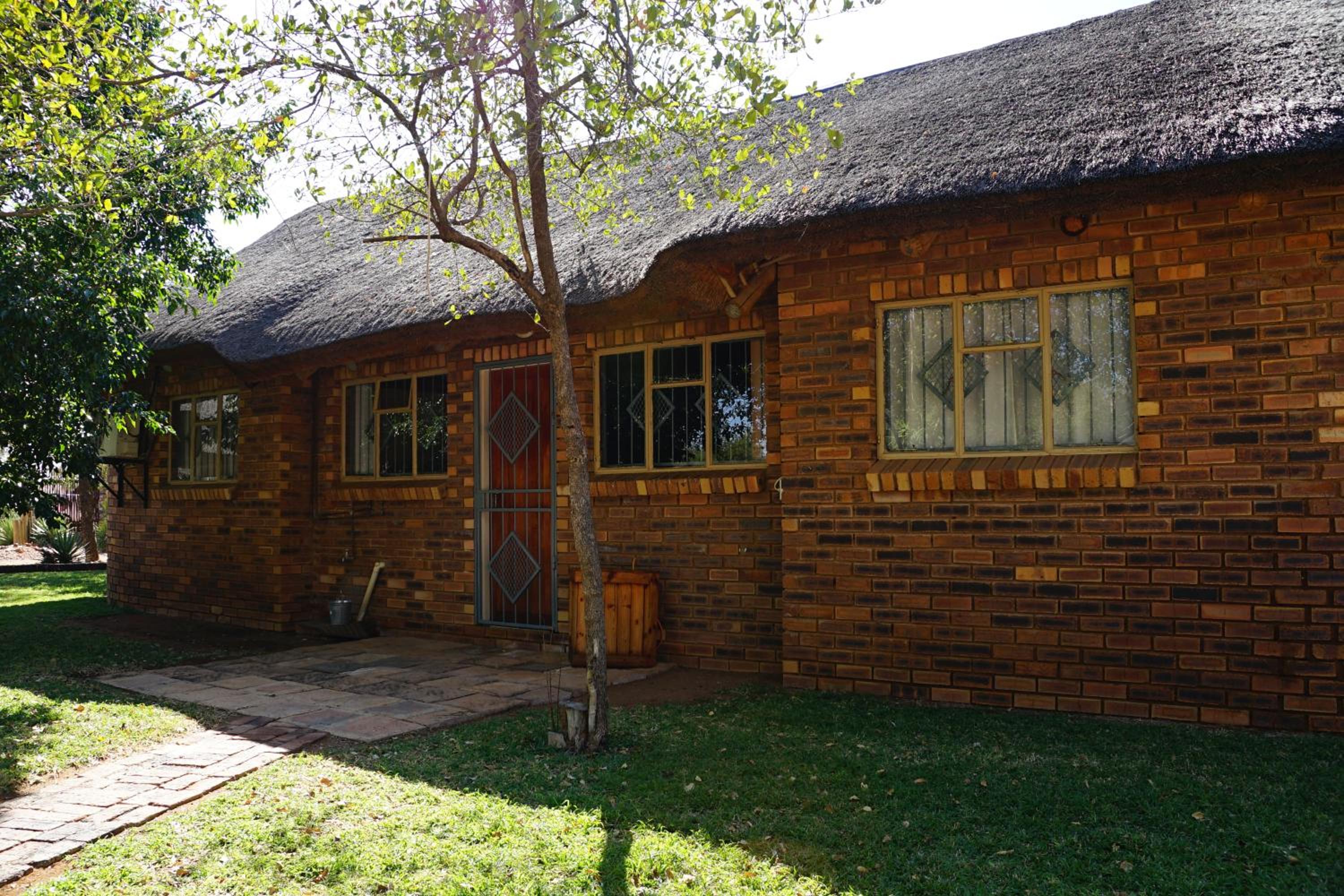 Bungalow with Garden View - Photo 8
