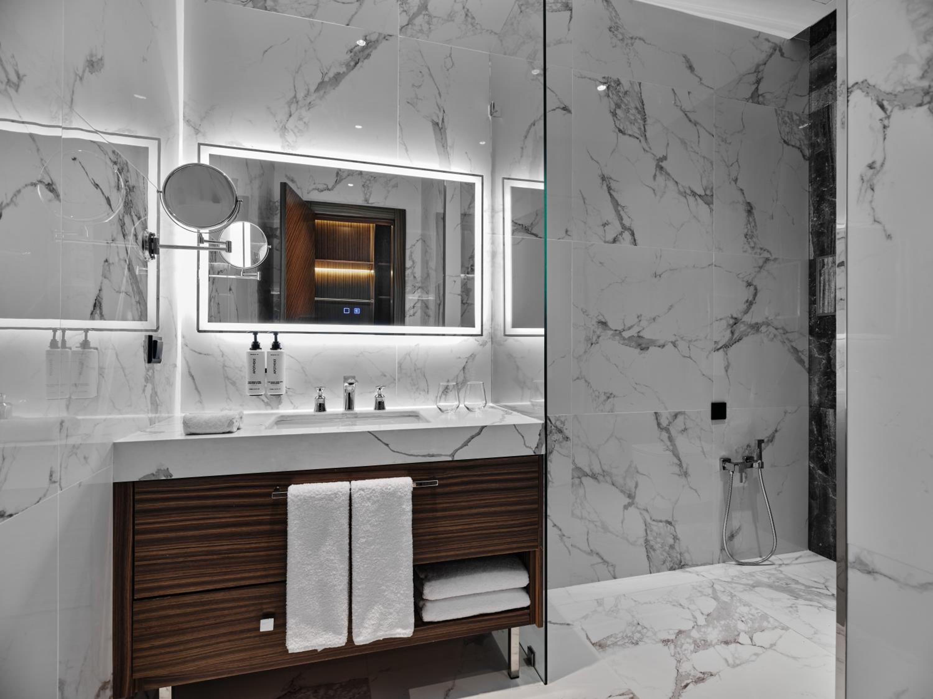Standard King Room - Photo 3