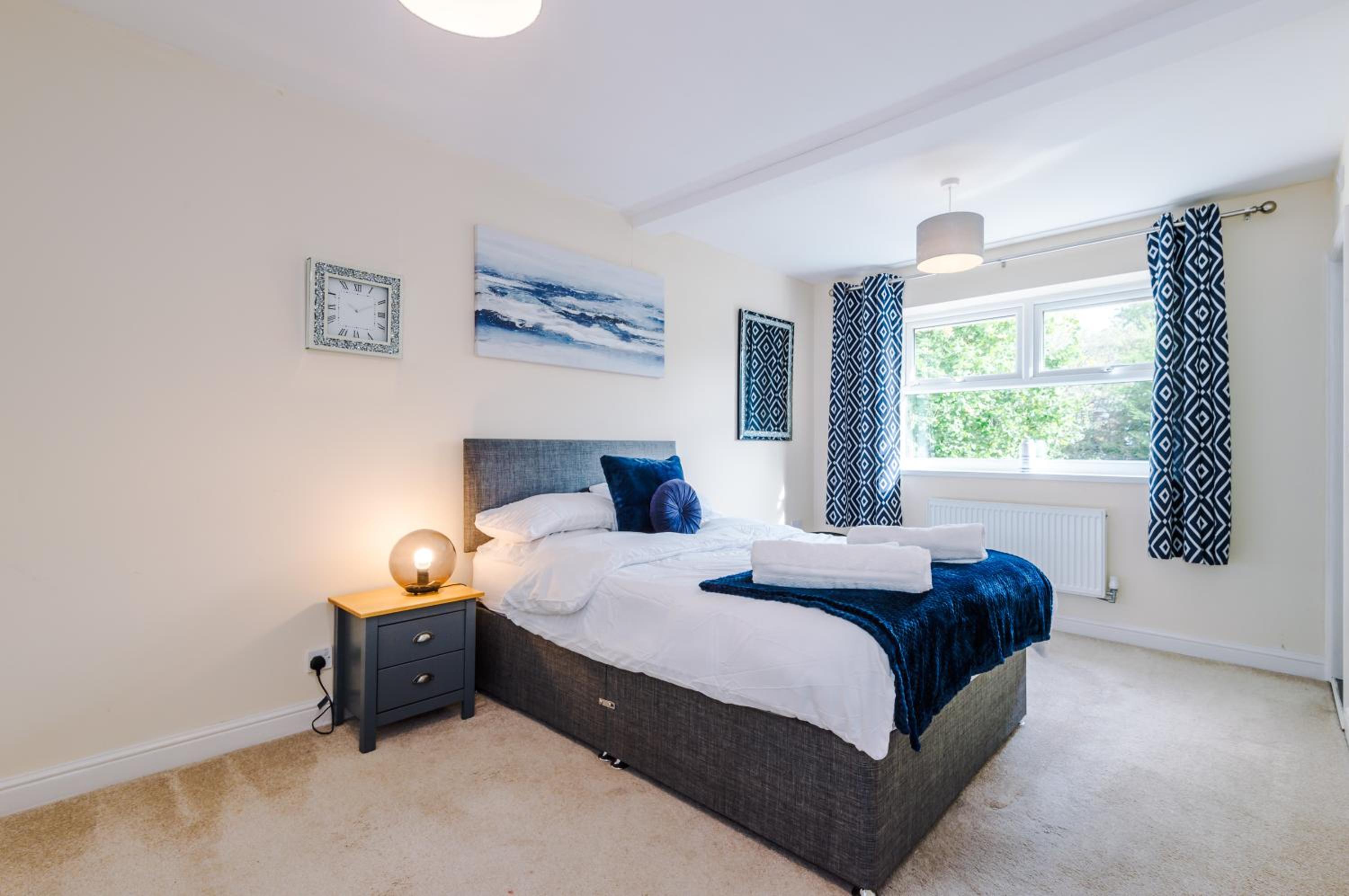Five-Bedroom House photo 1