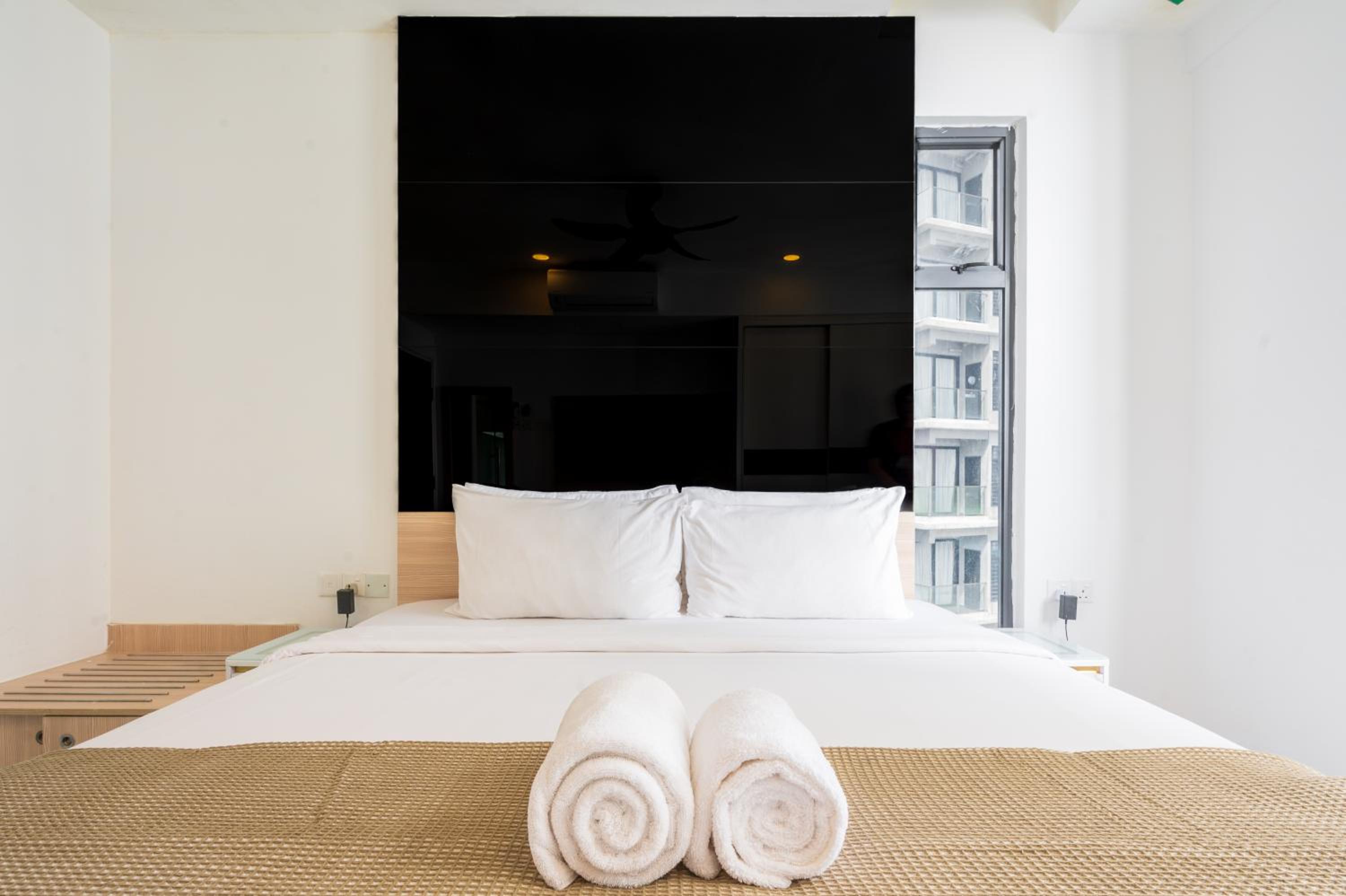 King Suite with Balcony - Photo 7