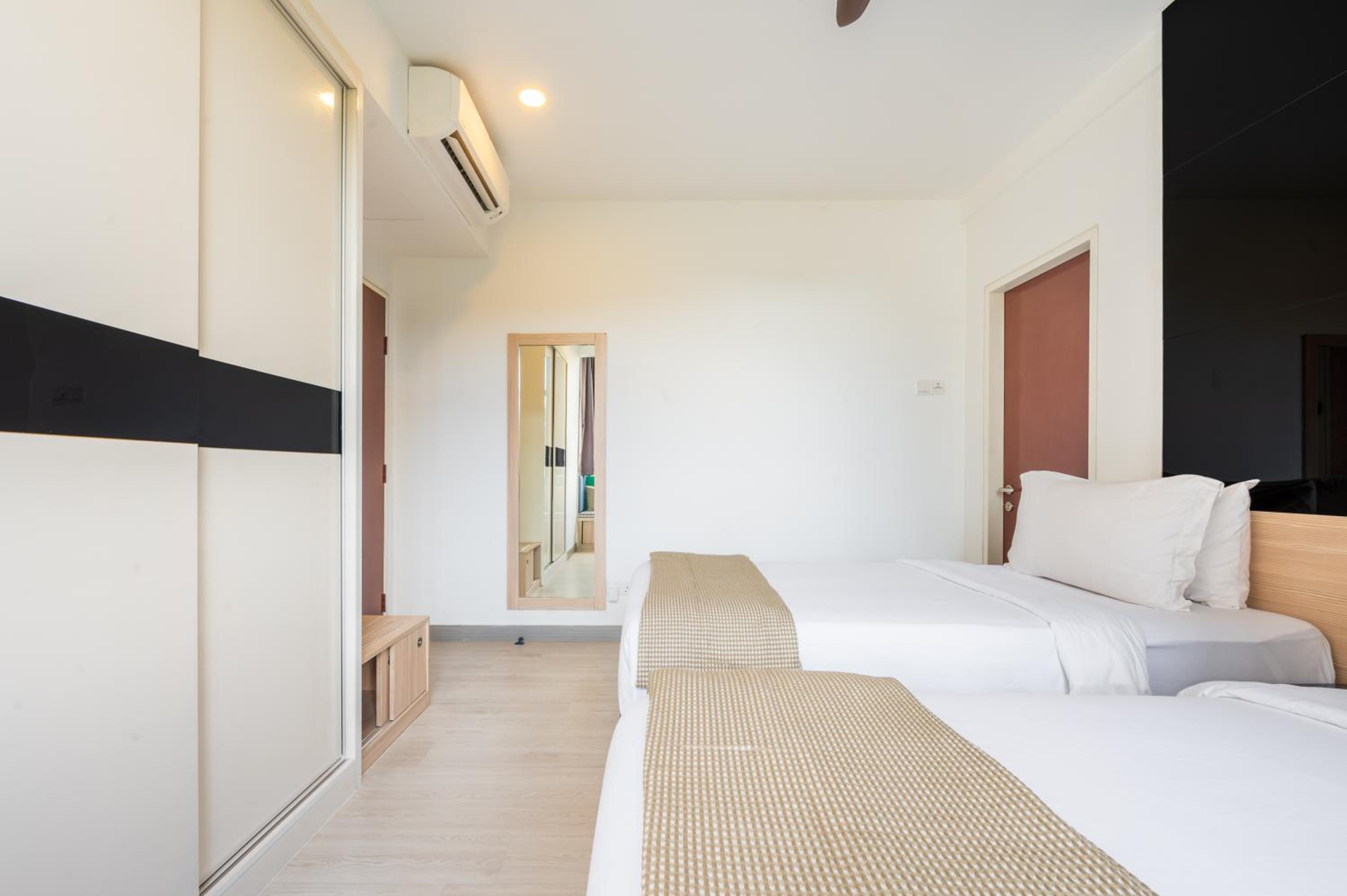 King Suite with Balcony - Photo 10