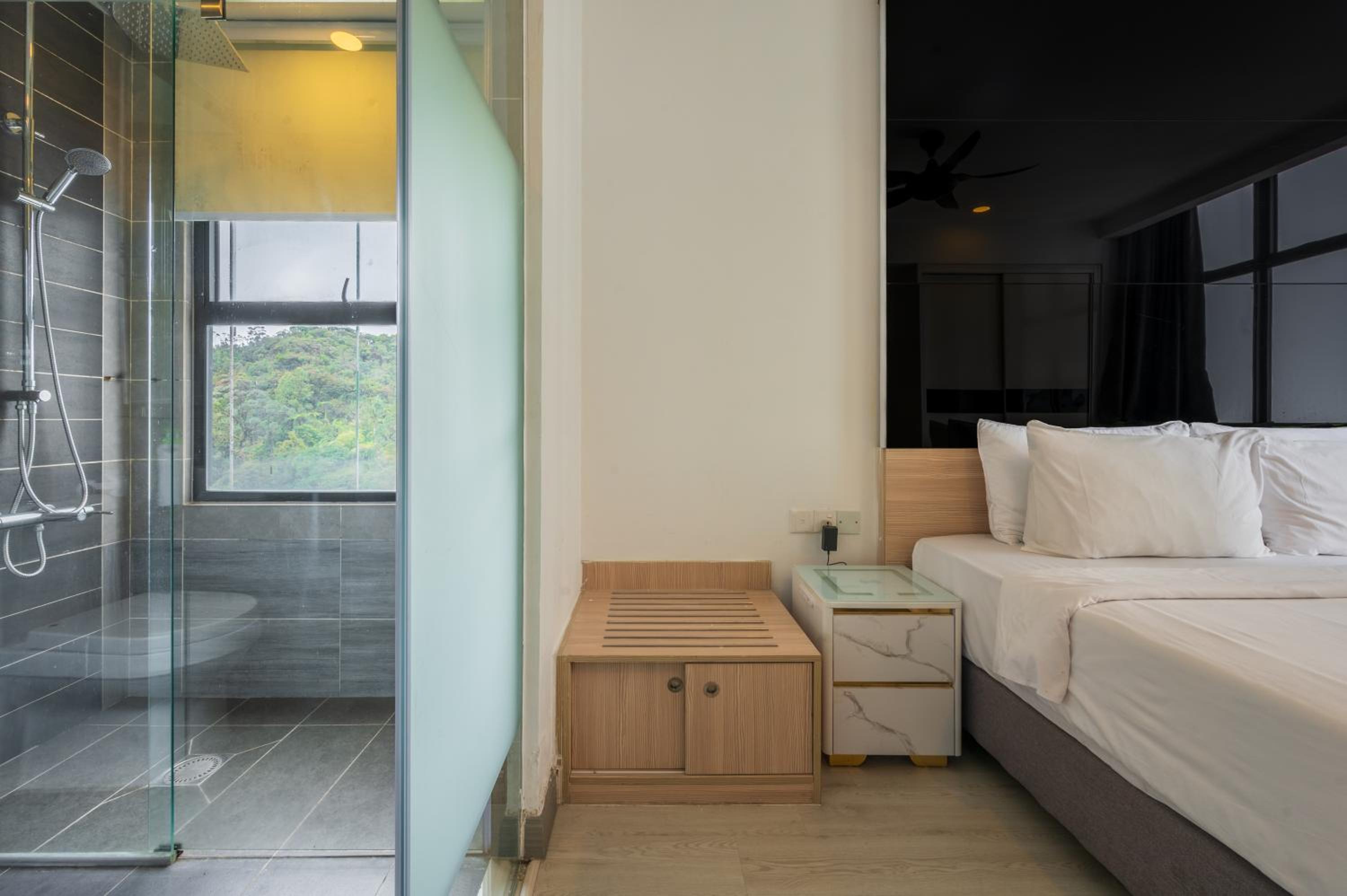 King Suite with Balcony - Photo 13