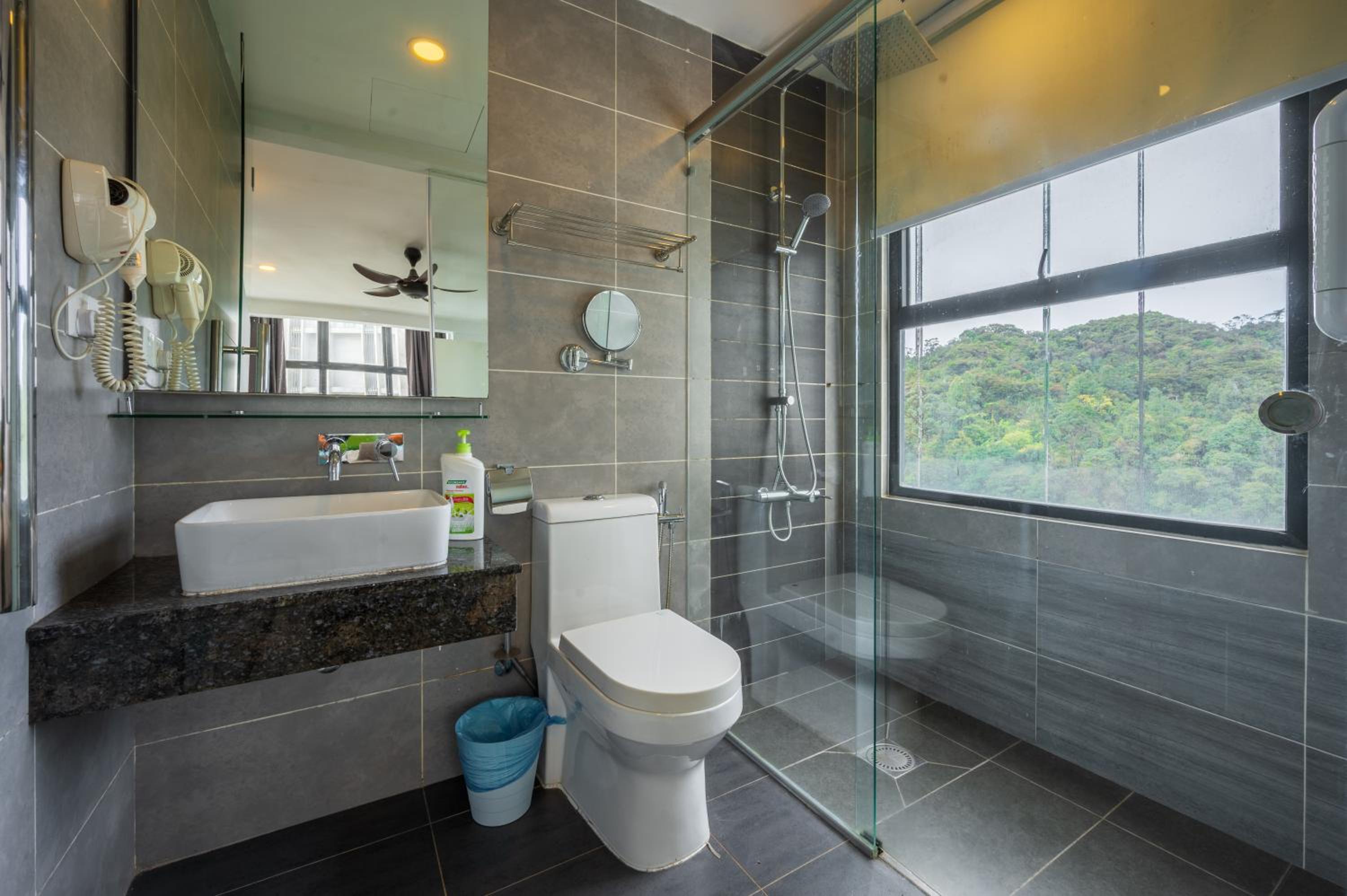 King Suite with Balcony - Photo 18