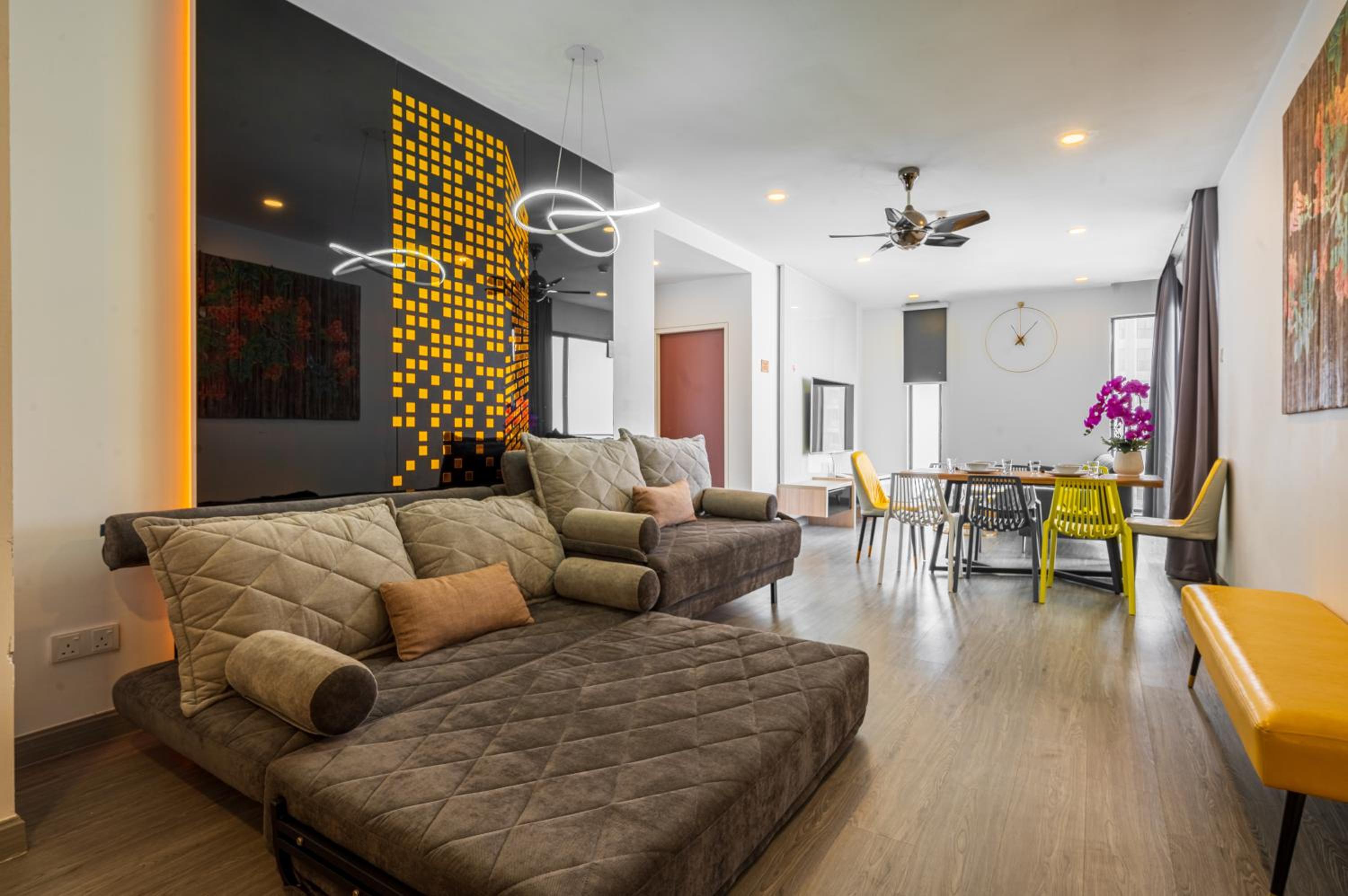 King Suite with Balcony - Photo 5