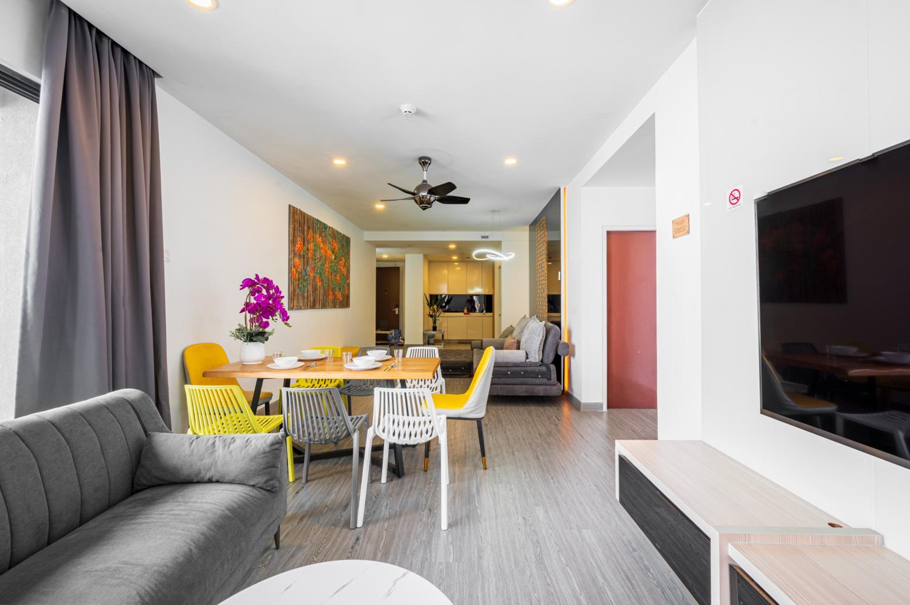 King Suite with Balcony - Photo 29