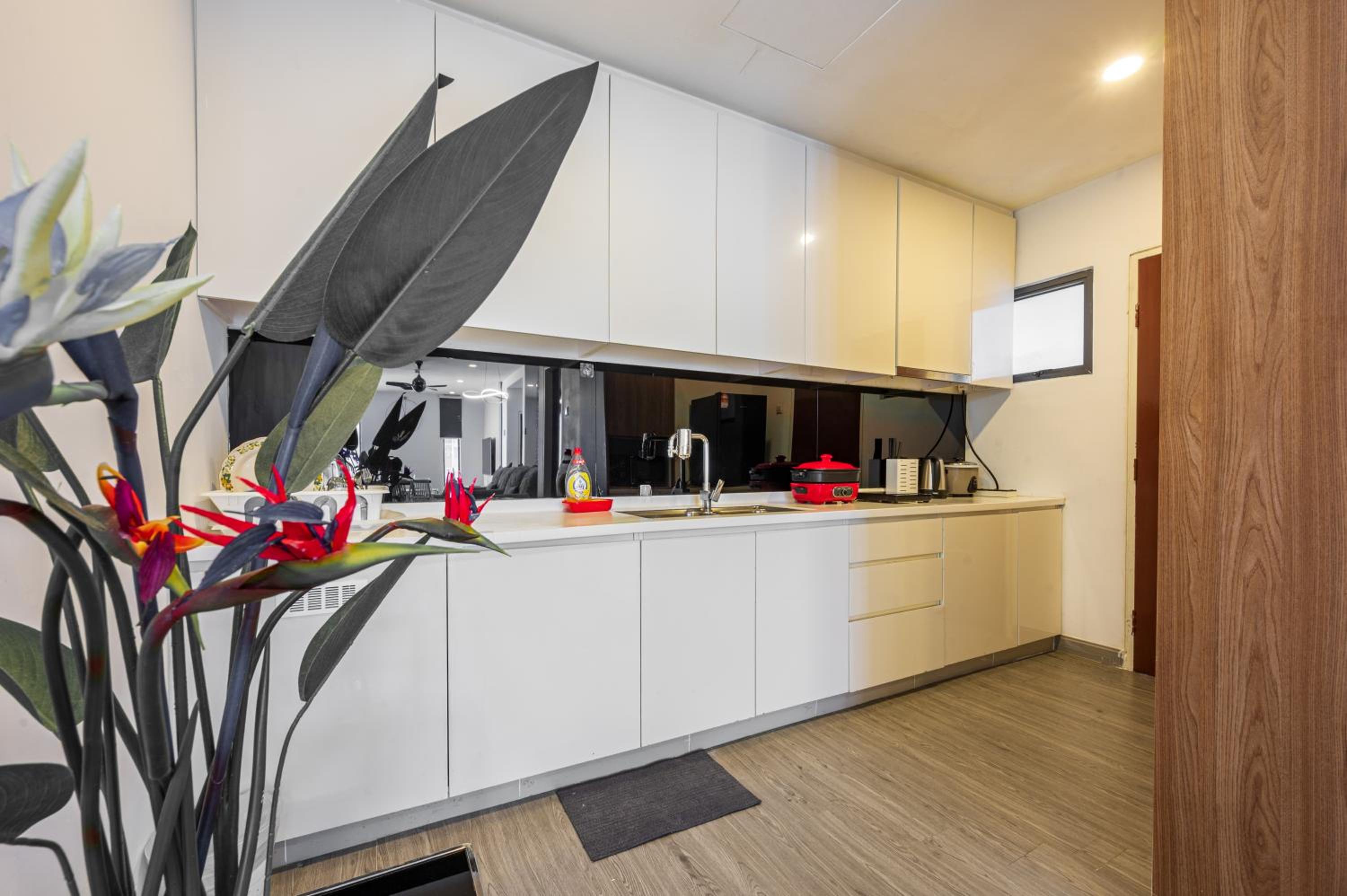 King Suite with Balcony - Photo 28