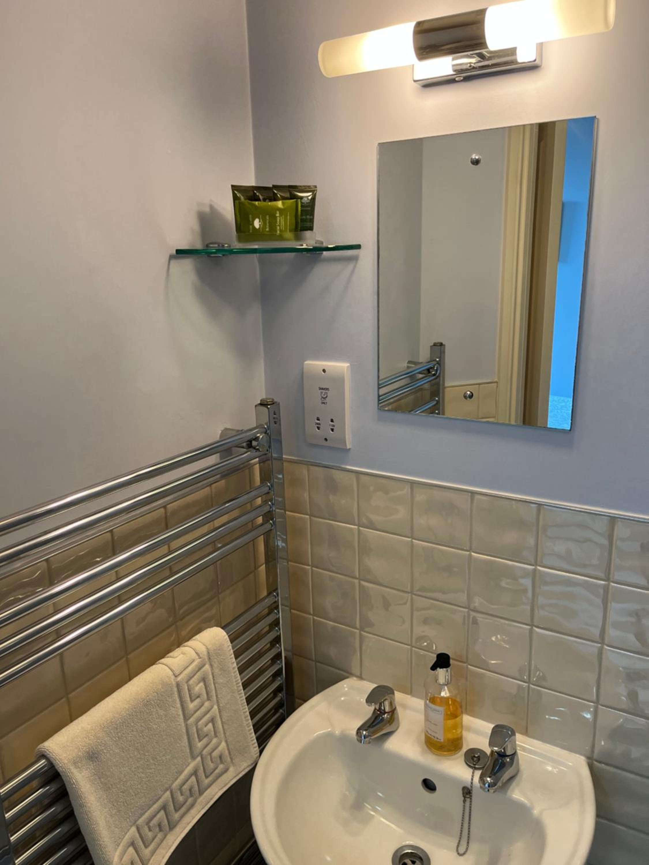 Single Room with Bathroom photo 2