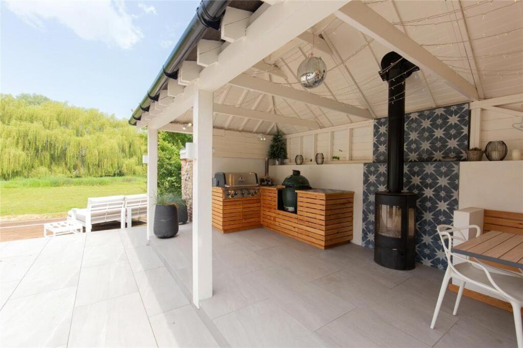 Six-Bedroom House photo 2