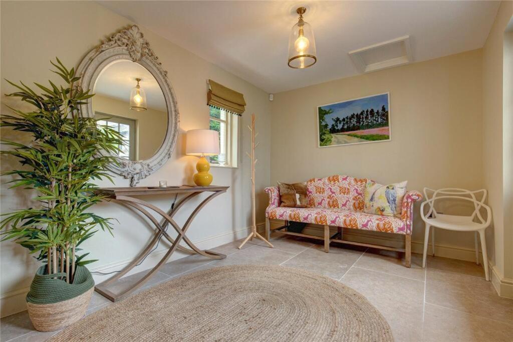 Six-Bedroom House photo 3
