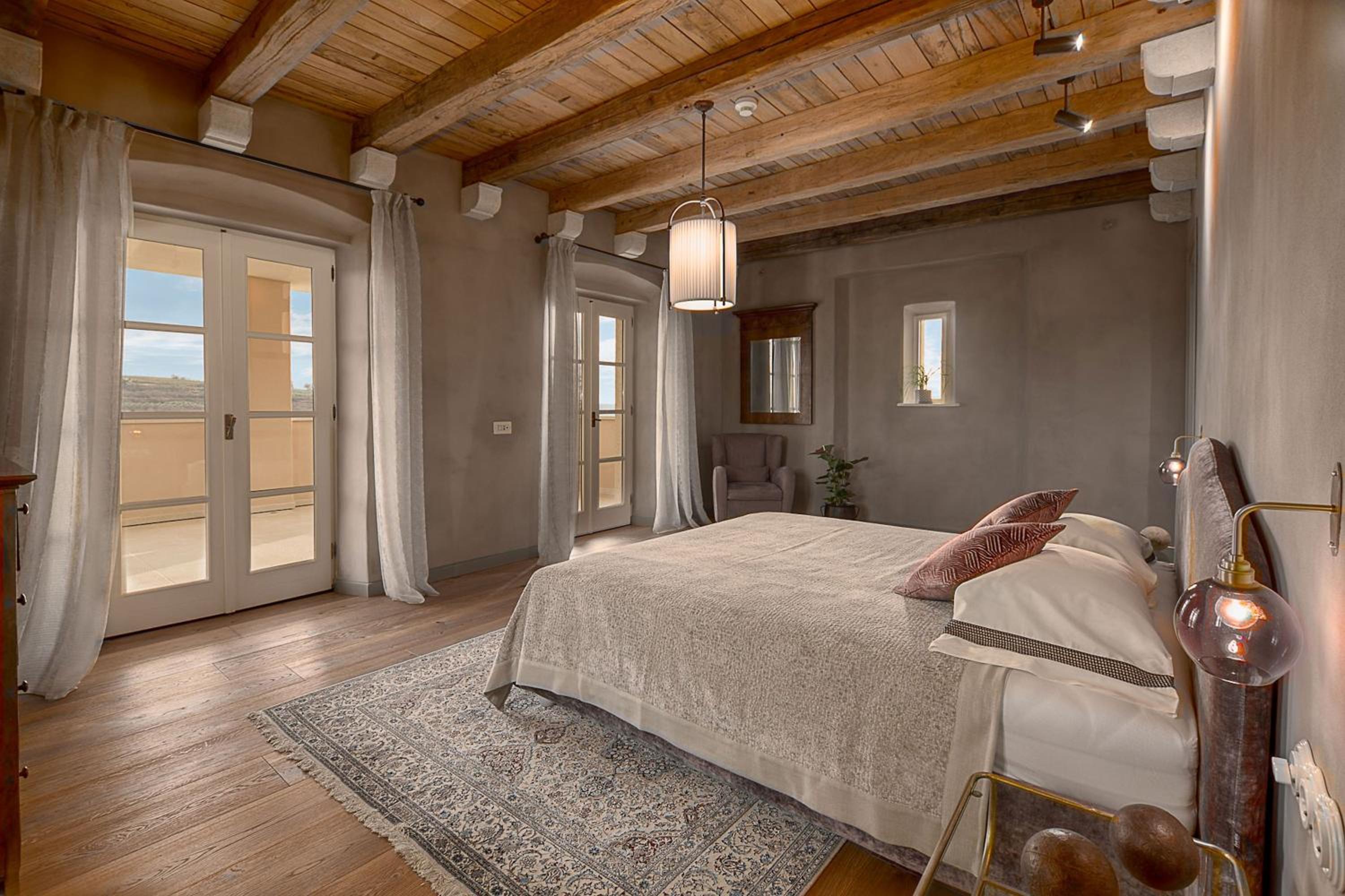 Eight-Bedroom Villa photo 1