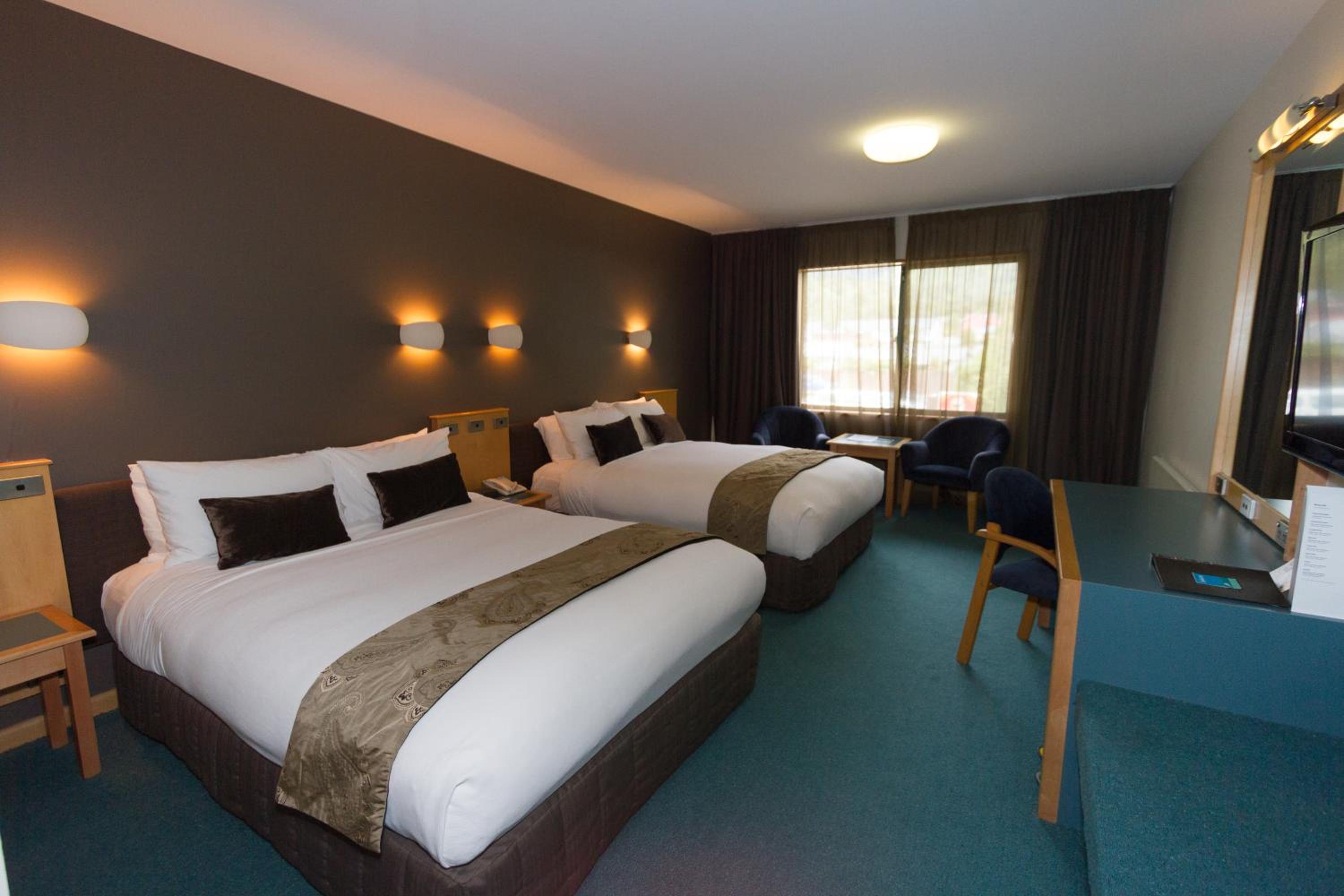Superior Twin Room with Two Queen Beds thumbnail 6