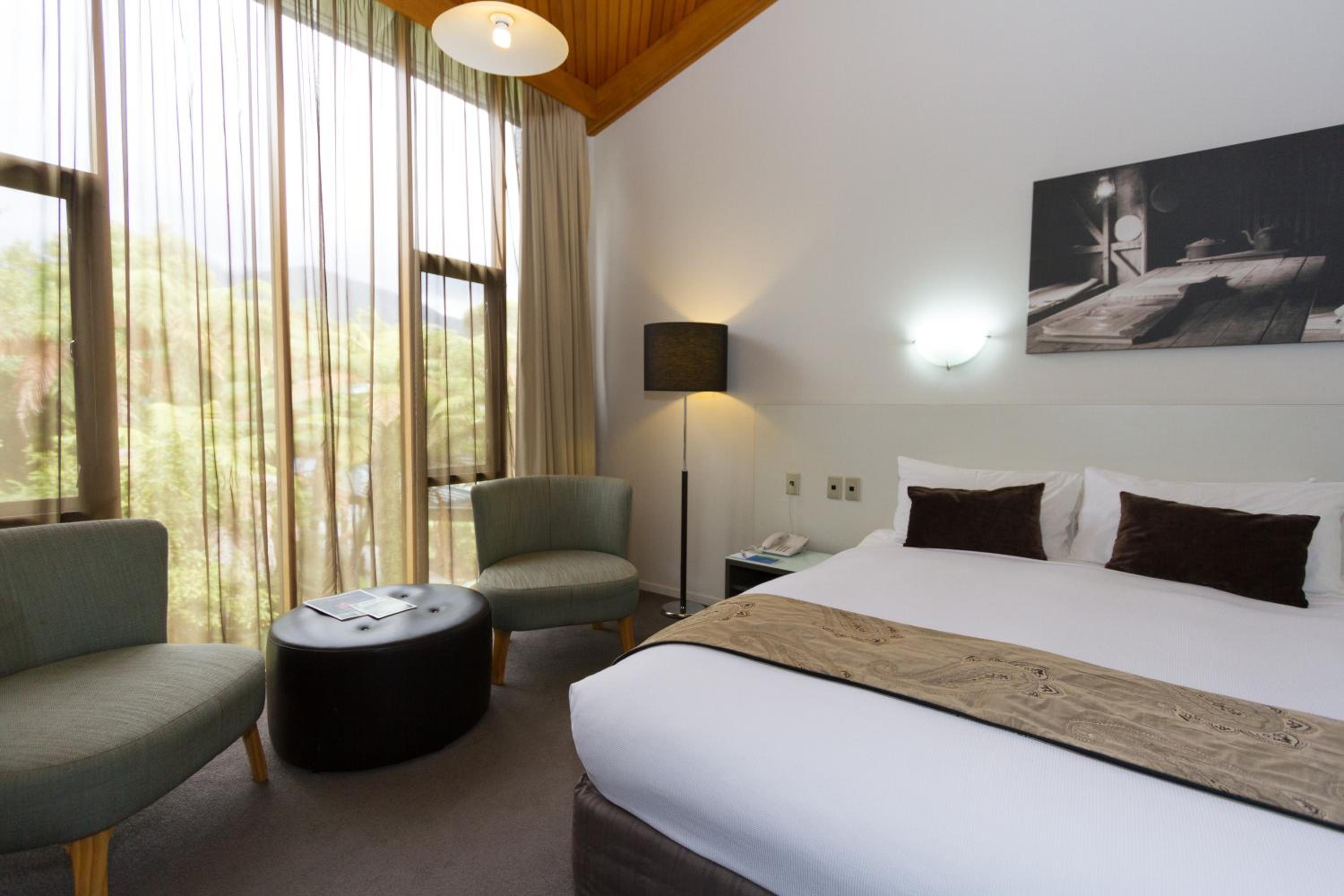Superior King Room thumbnail 5