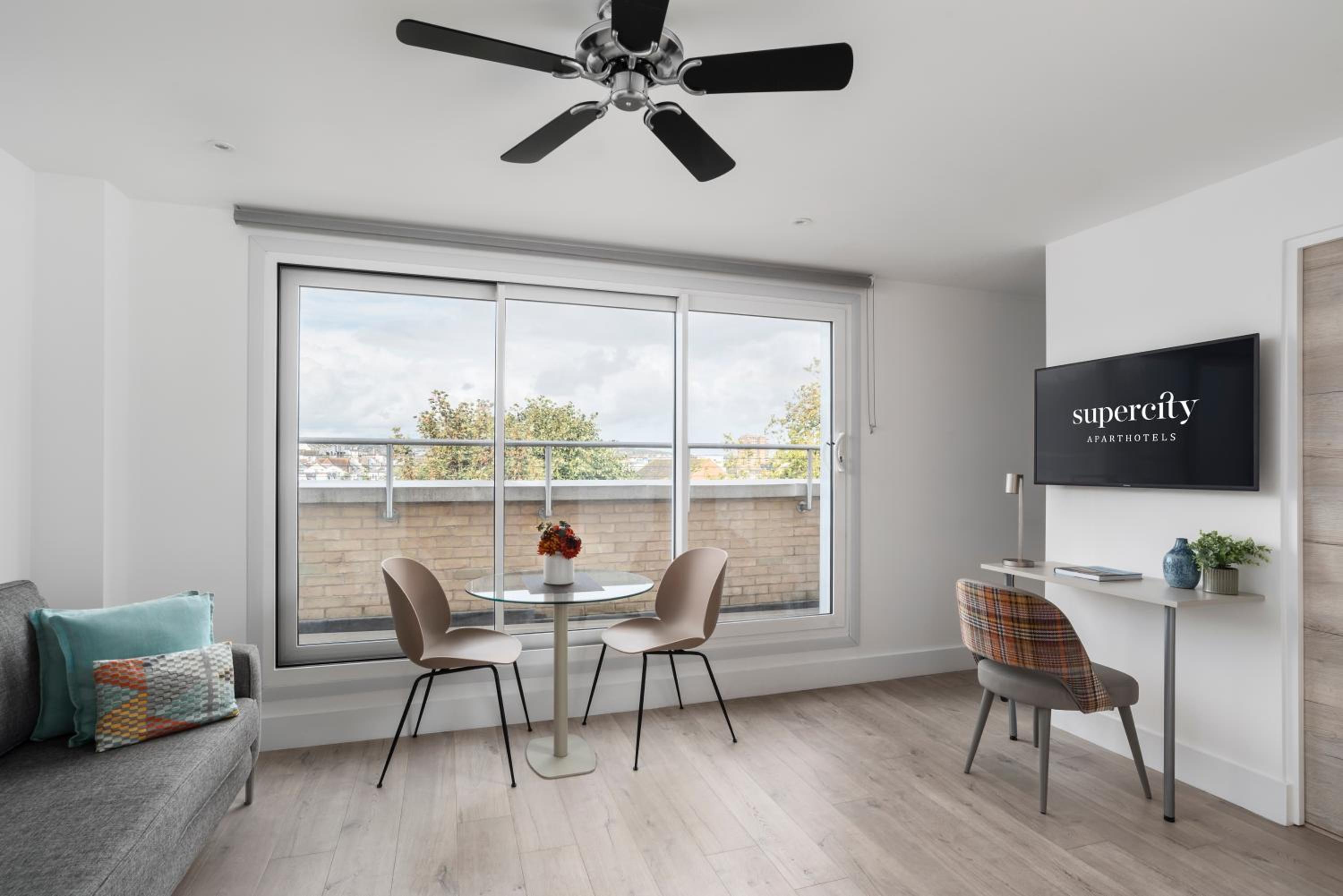 One Bedroom Penthouse Suite with City View and Terrace - Photo 1
