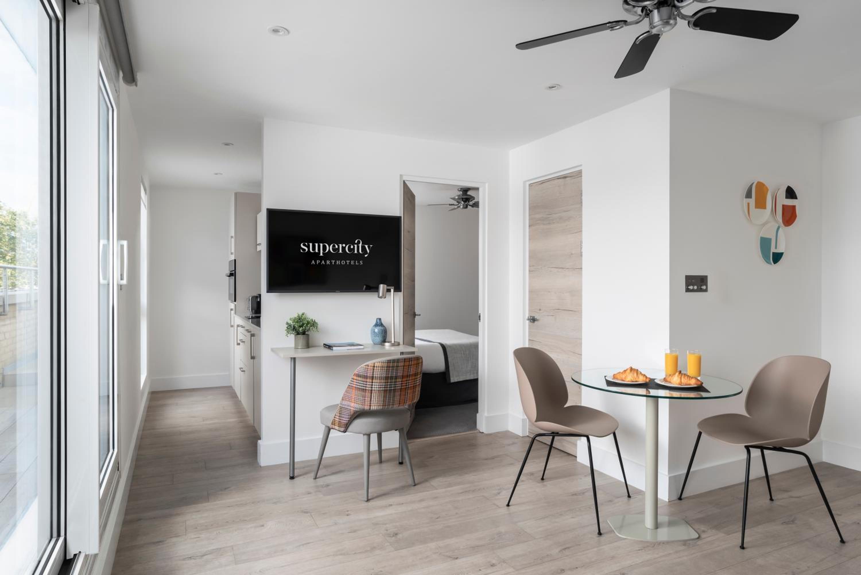 One Bedroom Penthouse Suite with City View and Terrace - Photo 5
