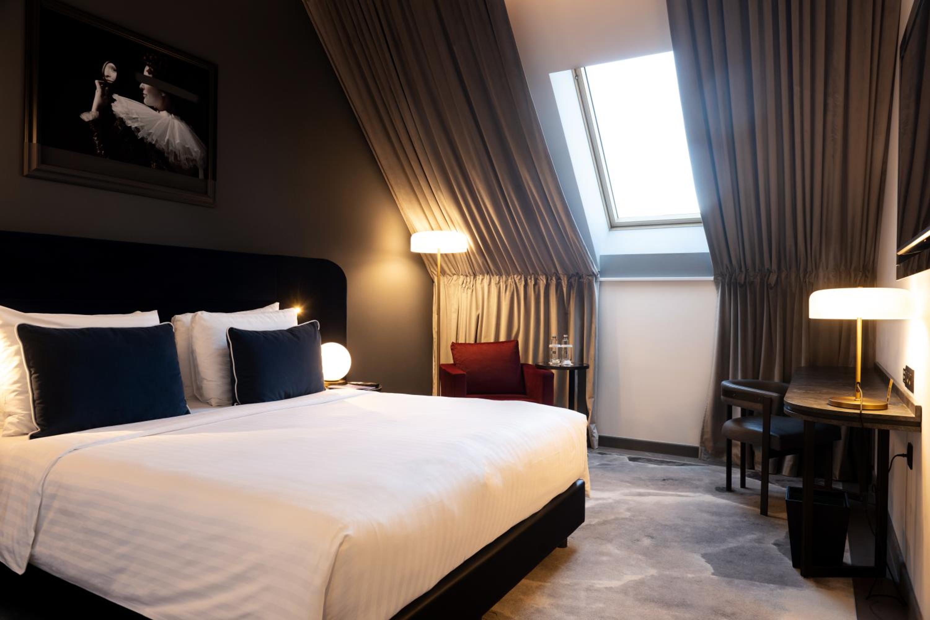 Silver, Guest Room with 1 King - Photo 1