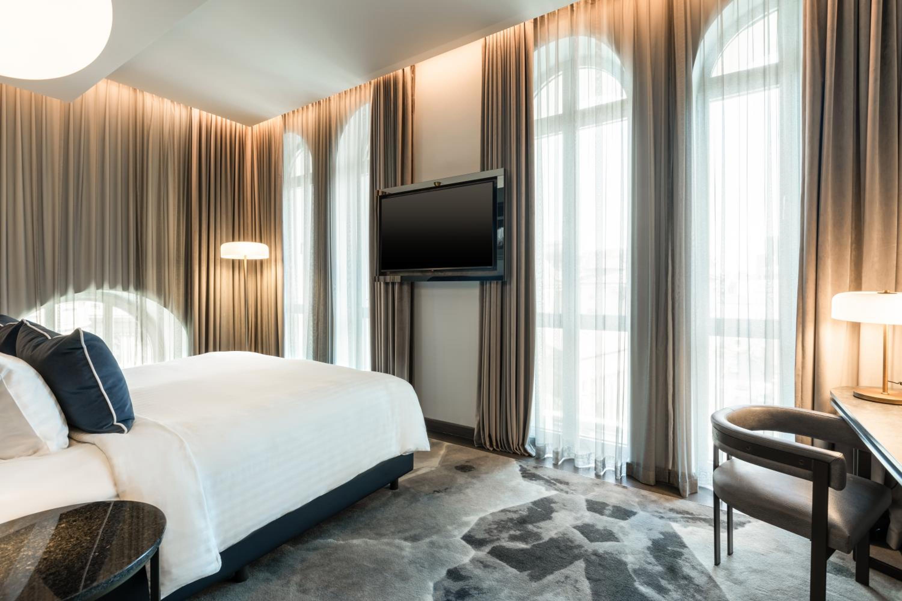 Platinum, Junior Suite, 1 King - Photo 1