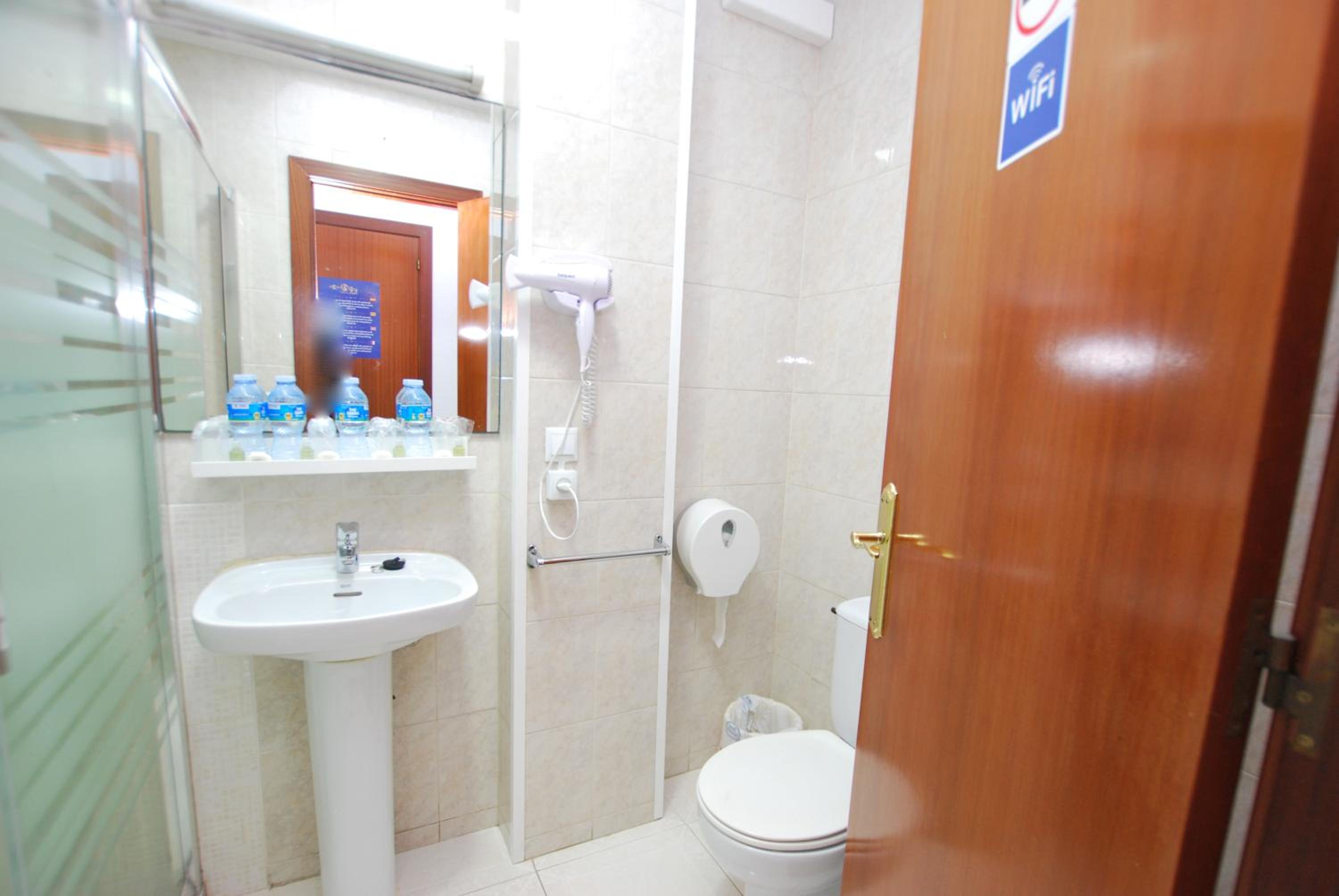 Quadruple Room - Photo 7