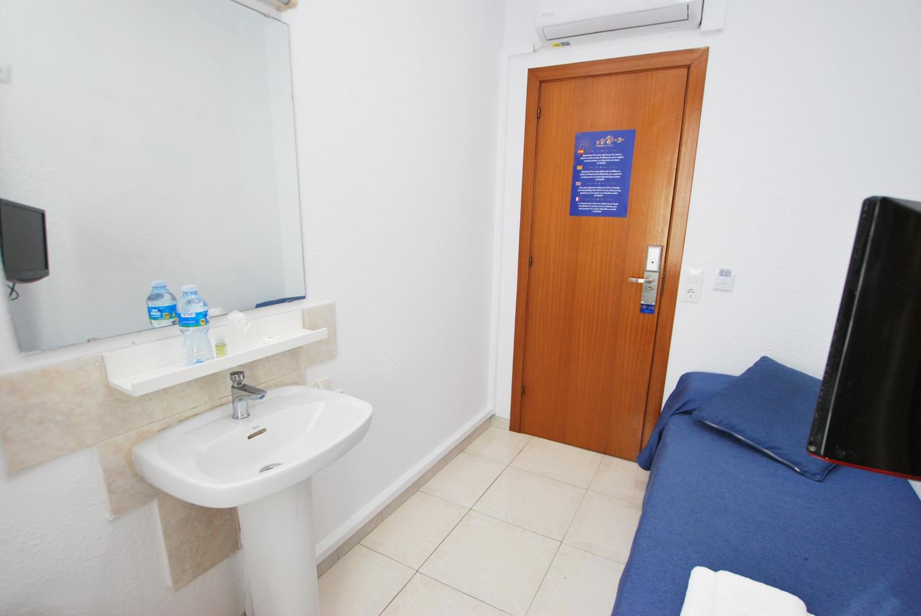 Single Room with Shared Bathroom photo 3