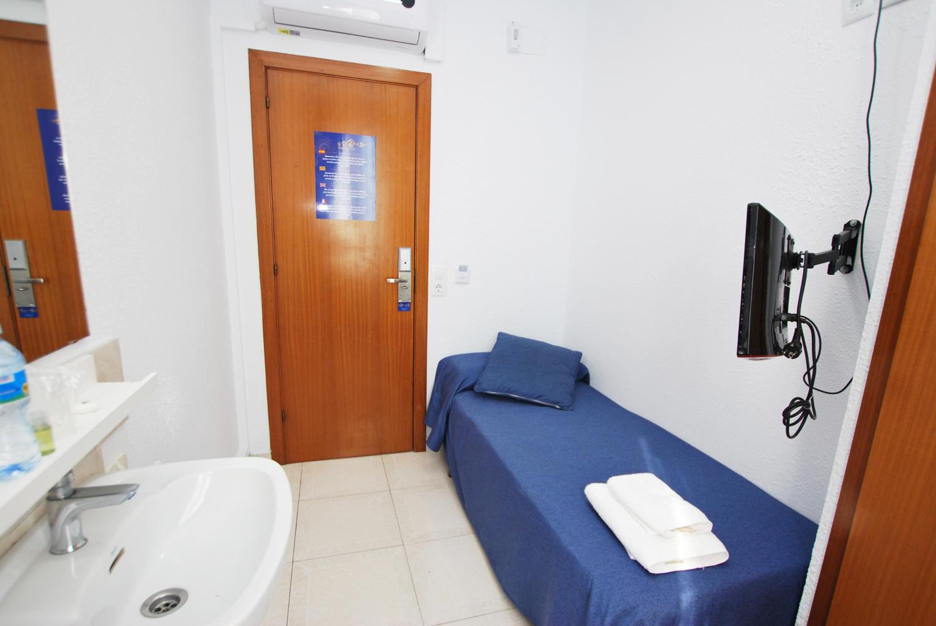 Single Room with Shared Bathroom photo 2