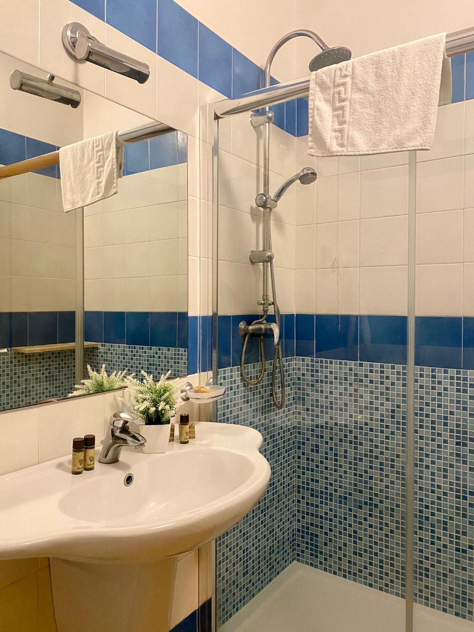 Standard Double or Twin Room - Photo 6
