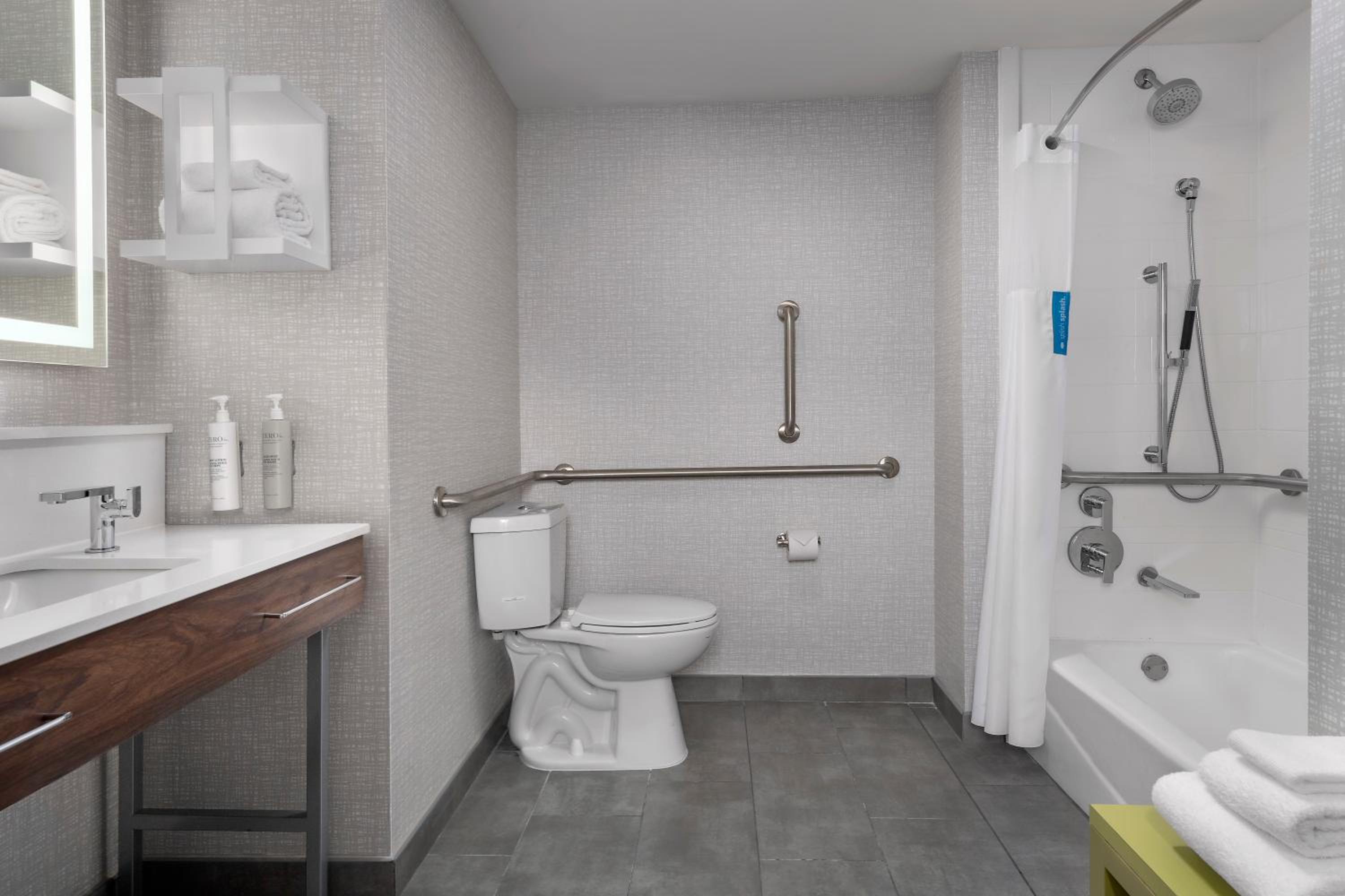 King Room with Accessible Tub - Mobility and Hearing Access/Non-Smoking - Photo 4