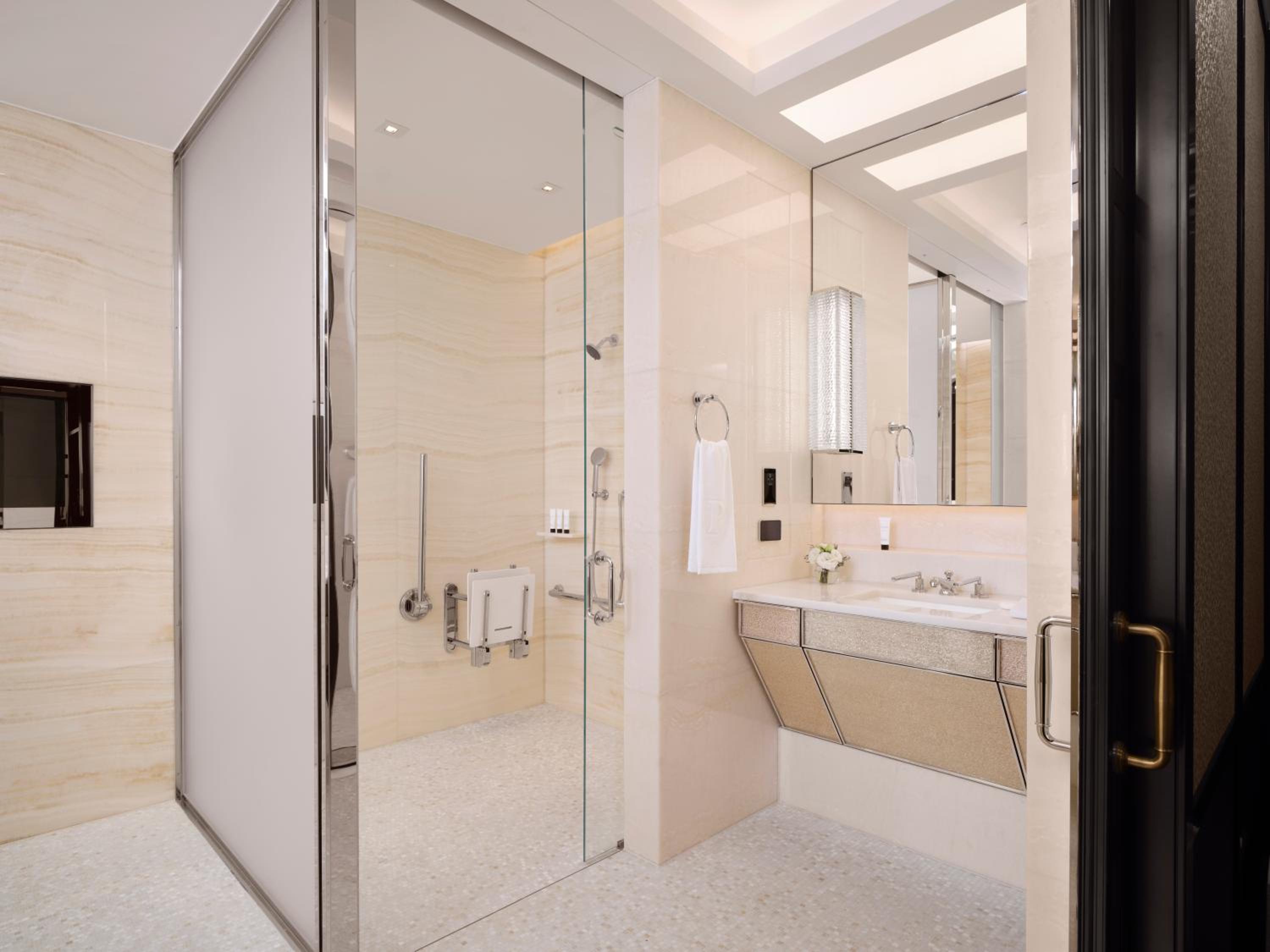 Deluxe Suite King Accessible photo 2