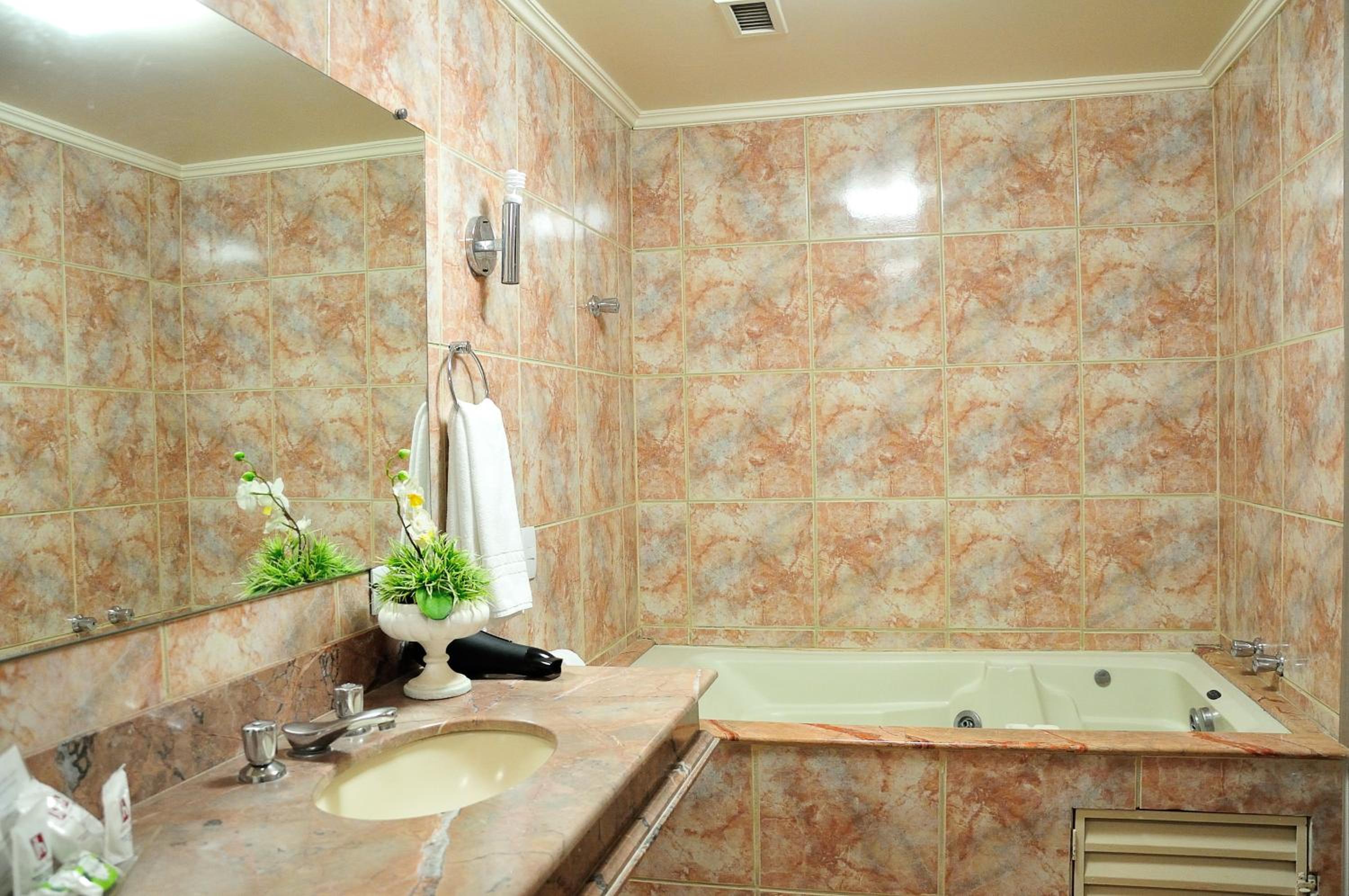 Deluxe Suite with Spa Bath photo 2