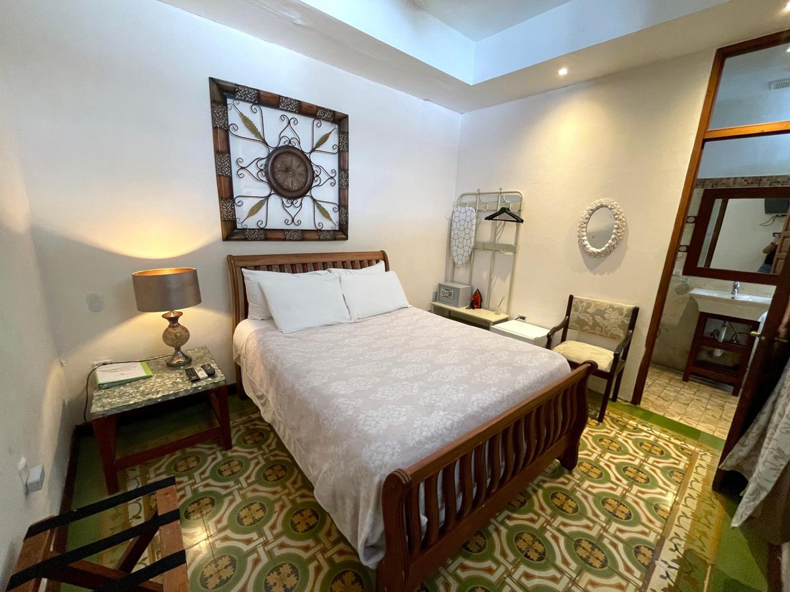 Standard Queen Room photo 3
