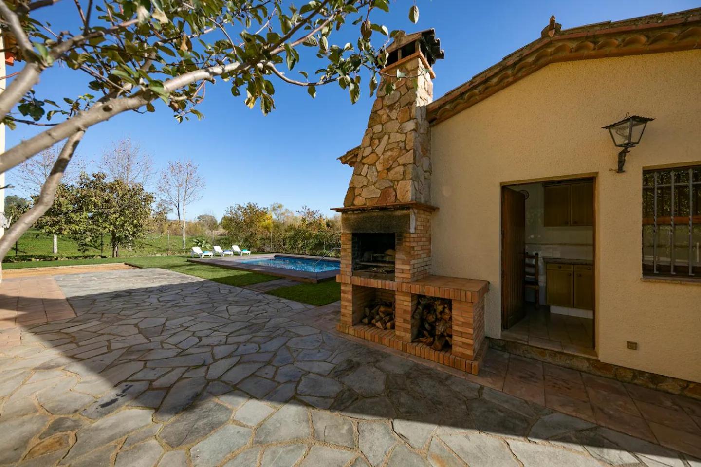 Six-Bedroom House photo 3